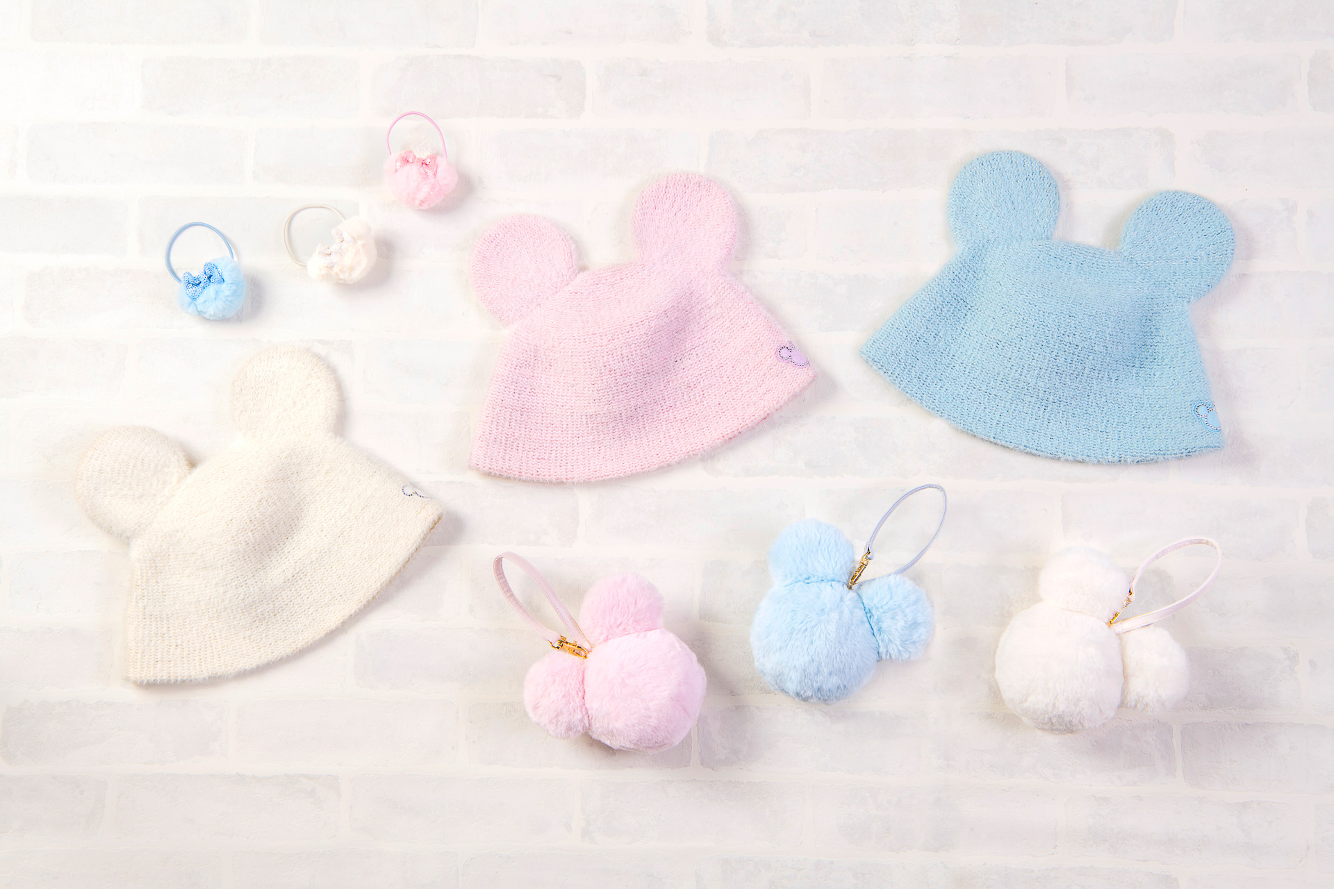 東京ディズニーリゾートは秋冬のパークで重宝するふわもこアイテムを発売する