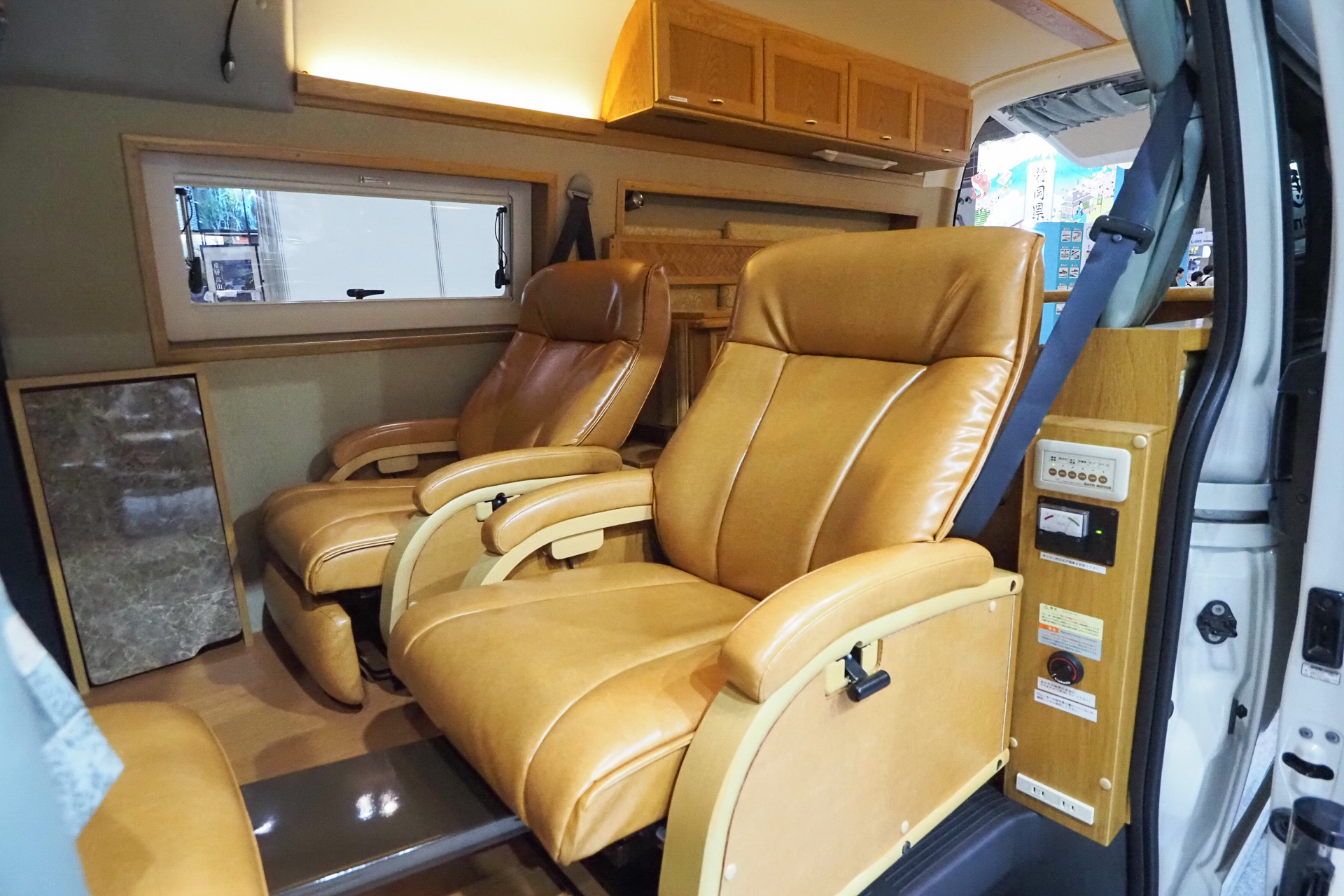 内部の様子も覗き込めるようになっている