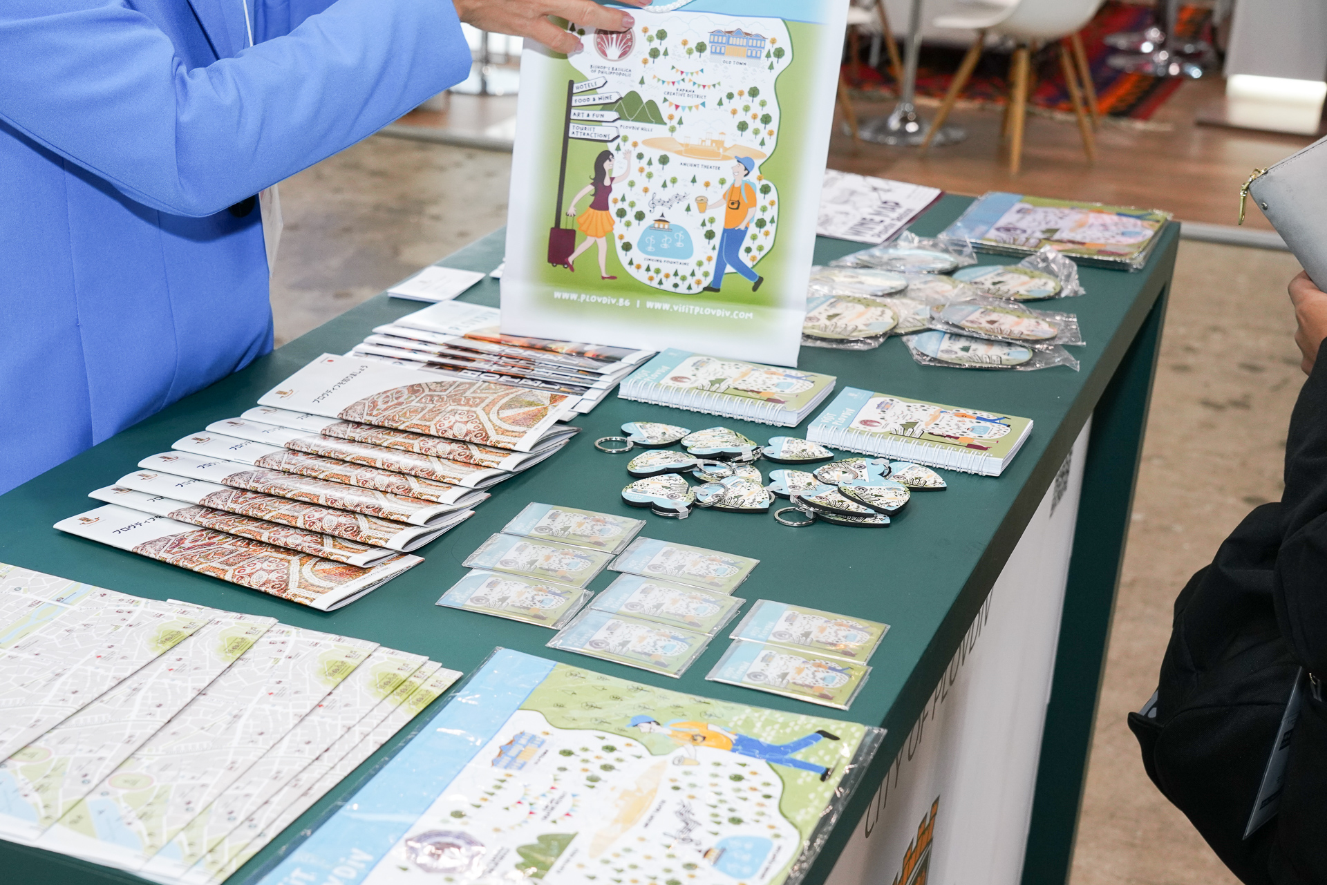 コースターや手帳、キーホルダー