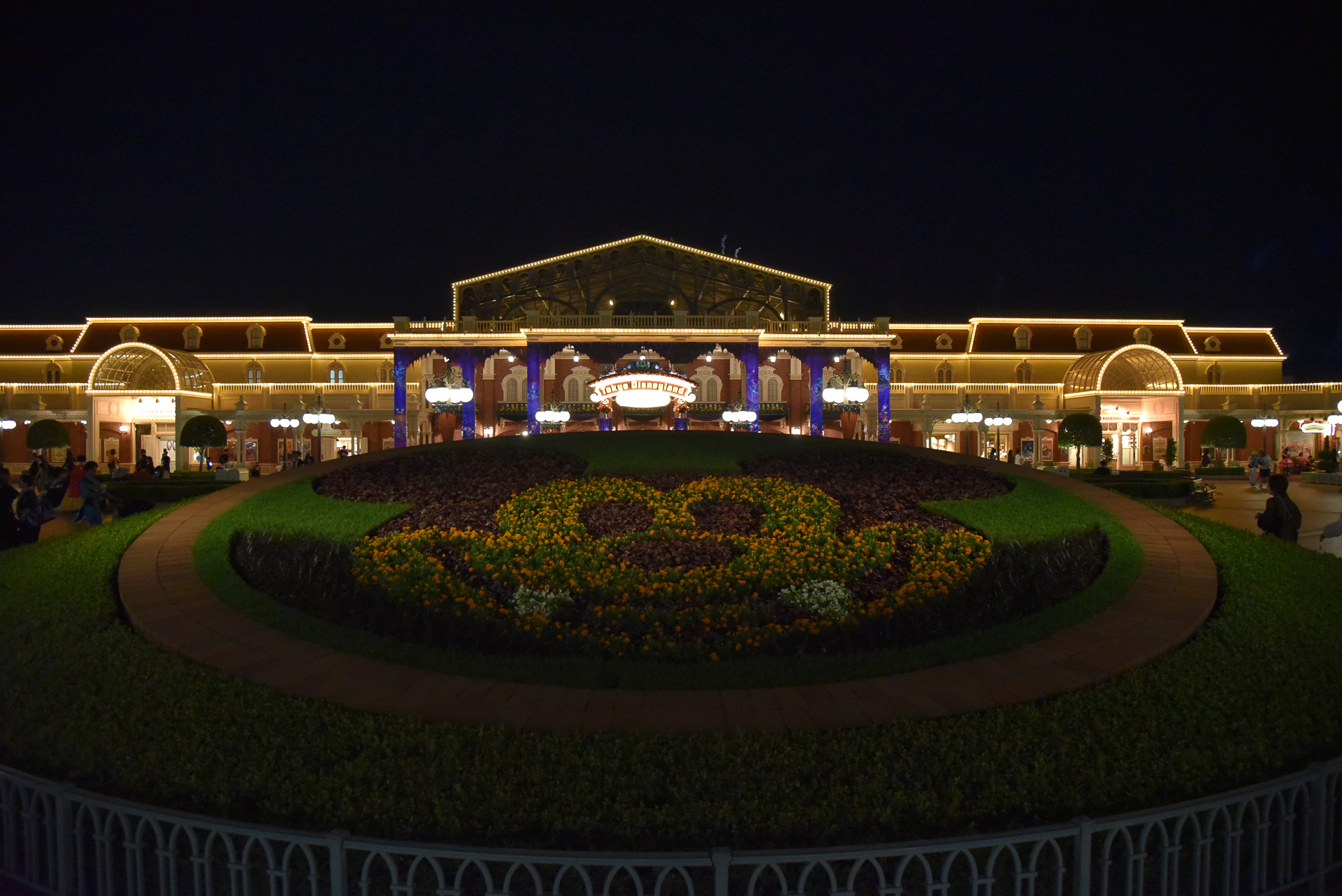 ヴァンパイアミッキーもライトアップ！