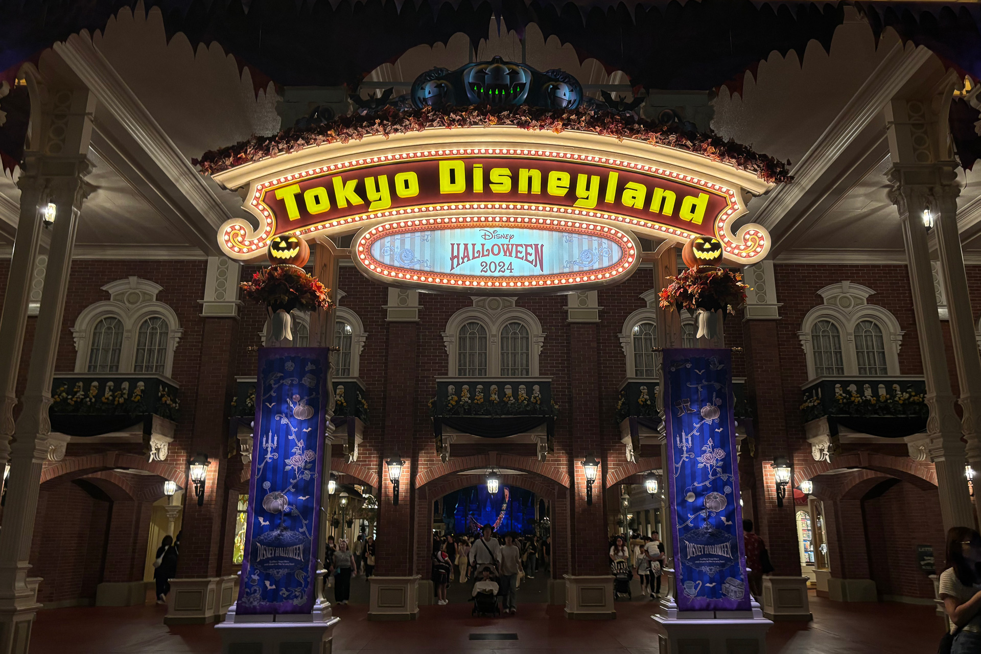 ワールドバザール入口もクールなカラーに