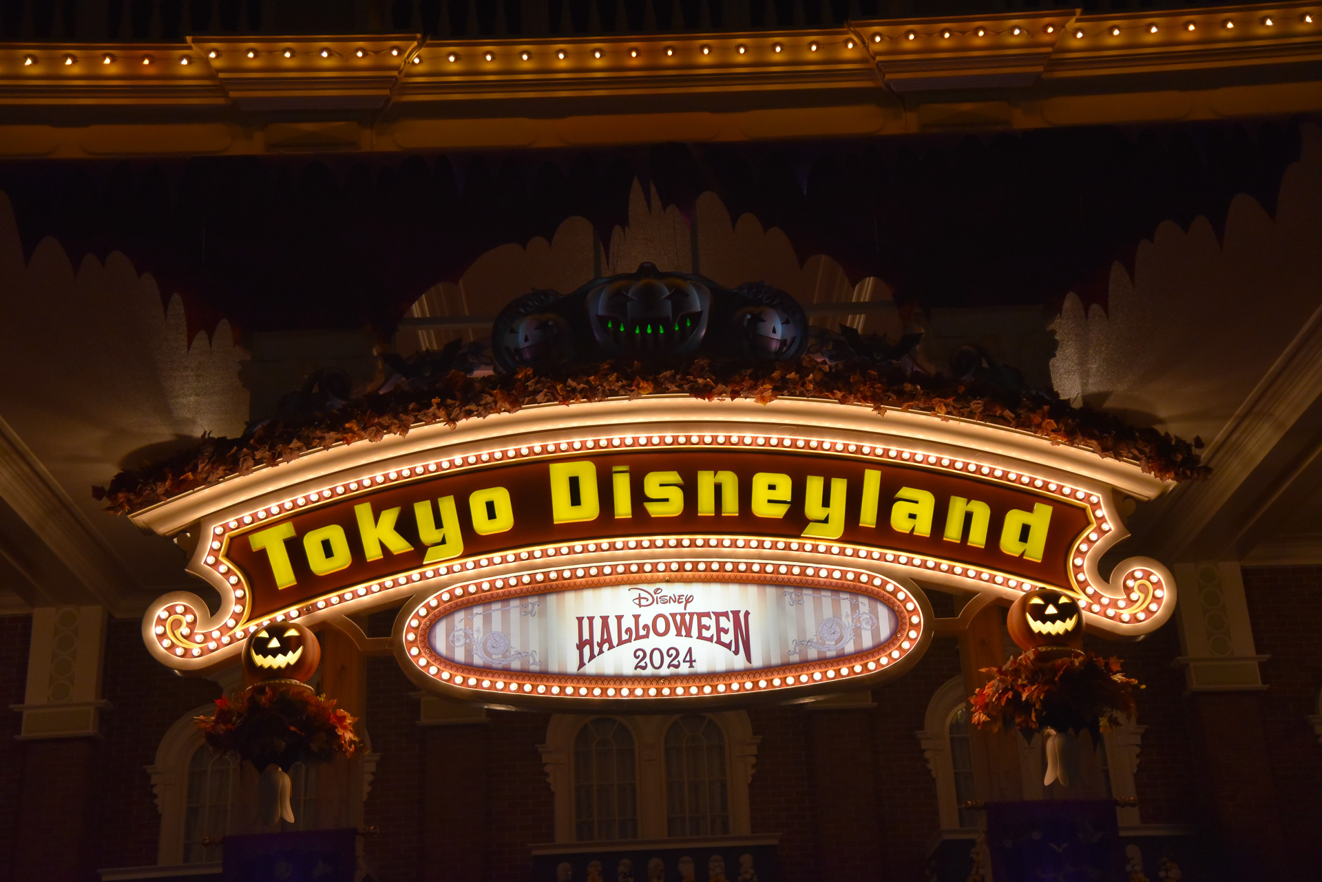 ワールドバザール入口もクールなカラーに