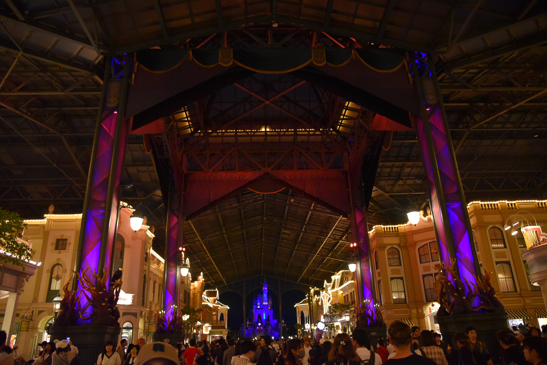 夜はさらにヴィランズな世界観がワールドバザールに広がります