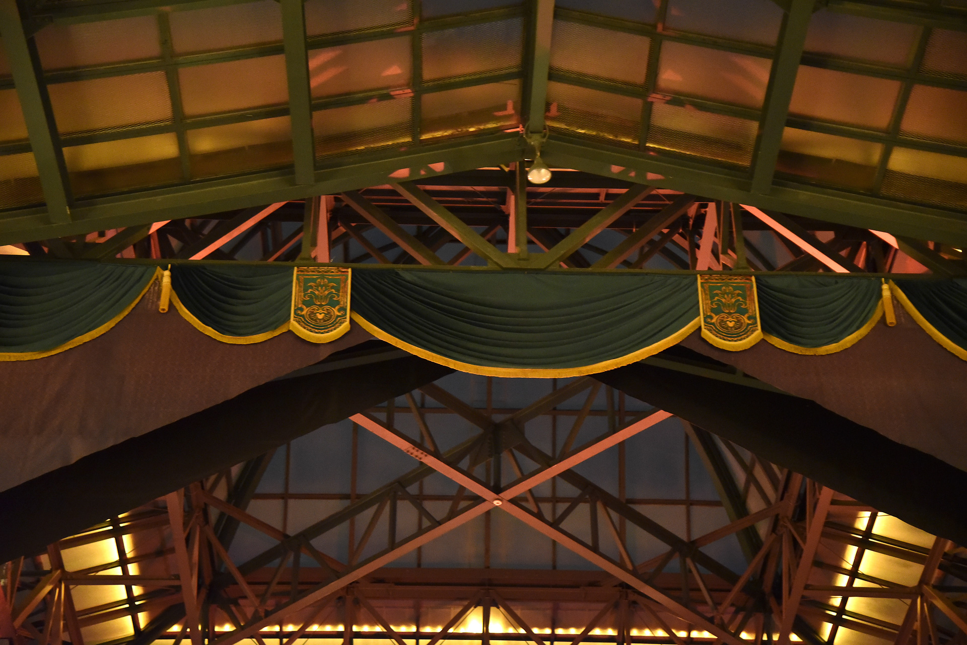 夜はさらにヴィランズな世界観がワールドバザールに広がります