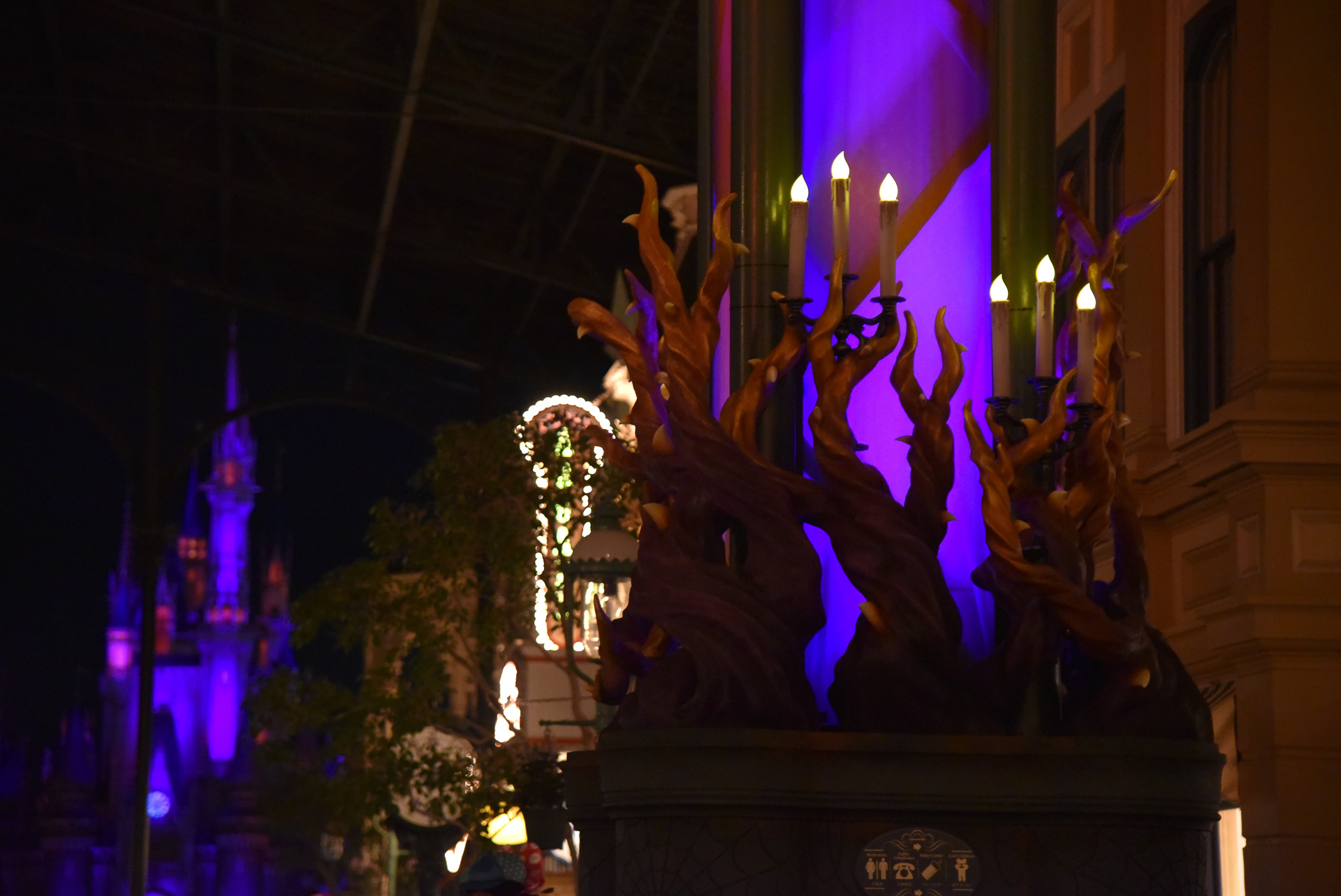 夜はさらにヴィランズな世界観がワールドバザールに広がります