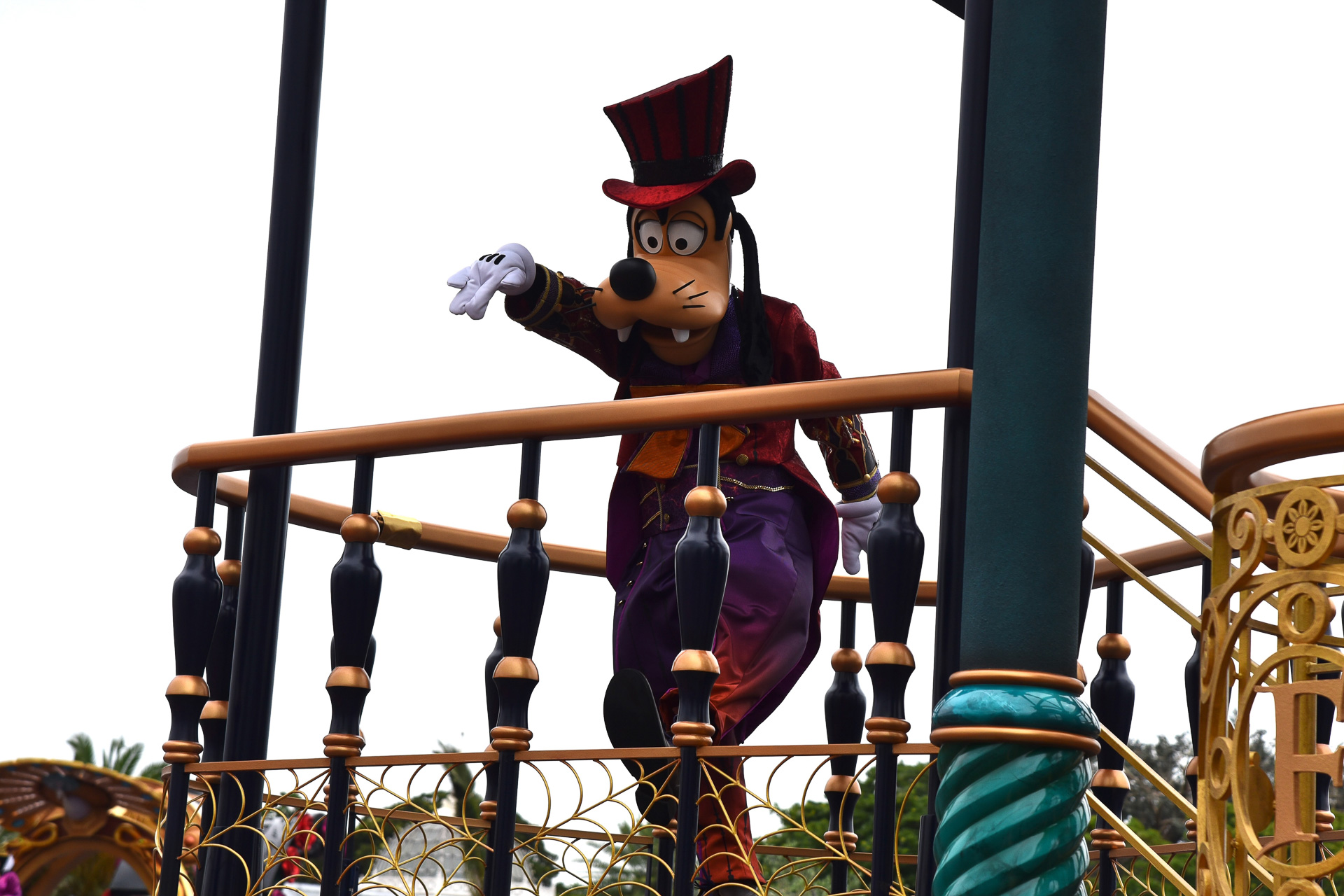 グーフィーもファシリエのような衣装で登場