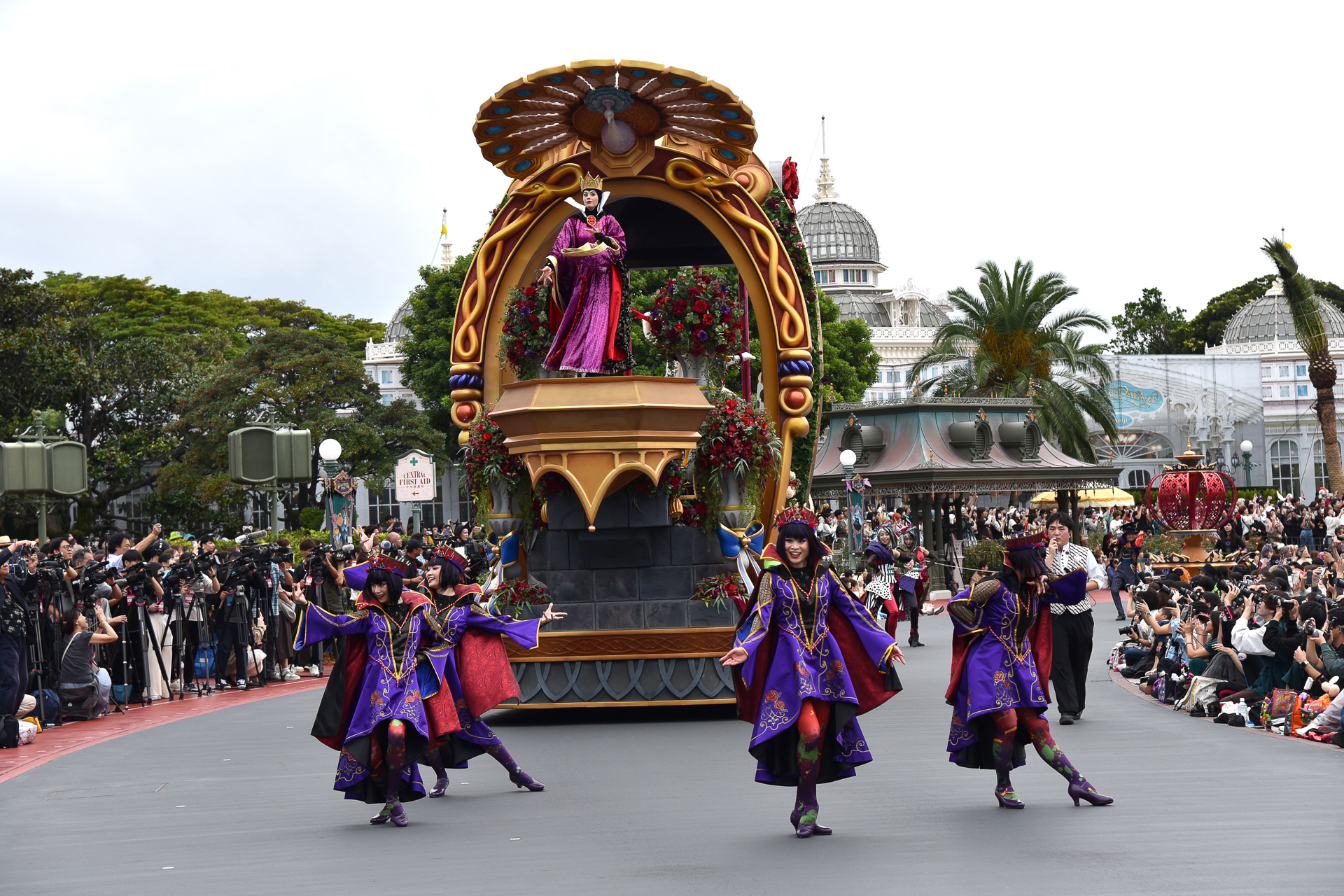 「華やかな装飾でそれぞれの美しさを追求したフロート」
