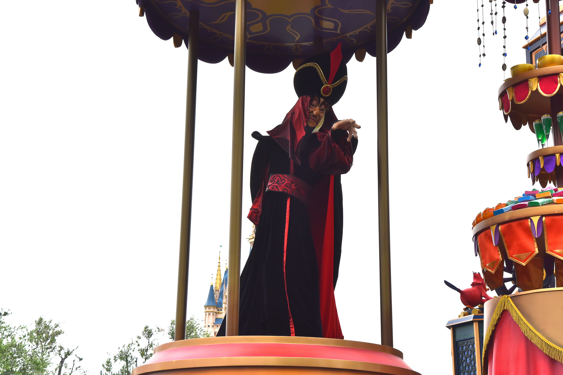 ジャファーがあやつるように手を差し伸べます