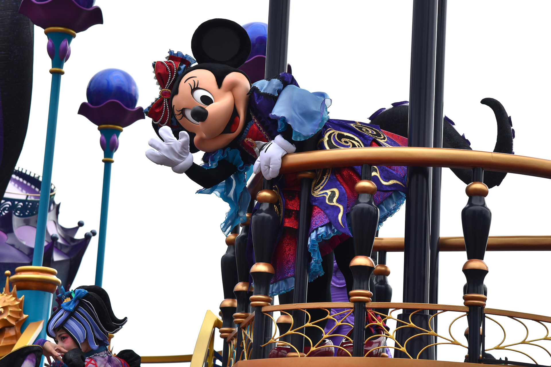 タコの足のような渦巻きやクラゲのような肩のフリルがかわいい衣装のミニーマウス