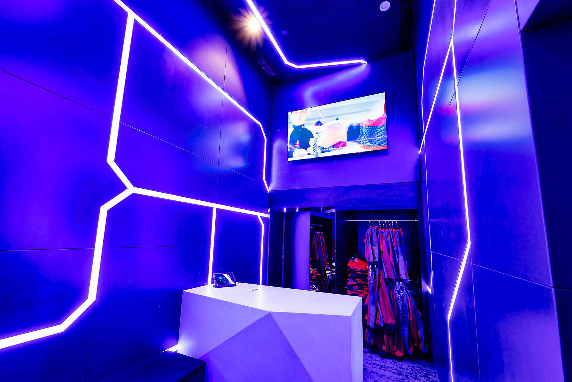 ウェアを借りる場所はまるで宇宙へと飛び出していくような気分にさせてくれるデザイン