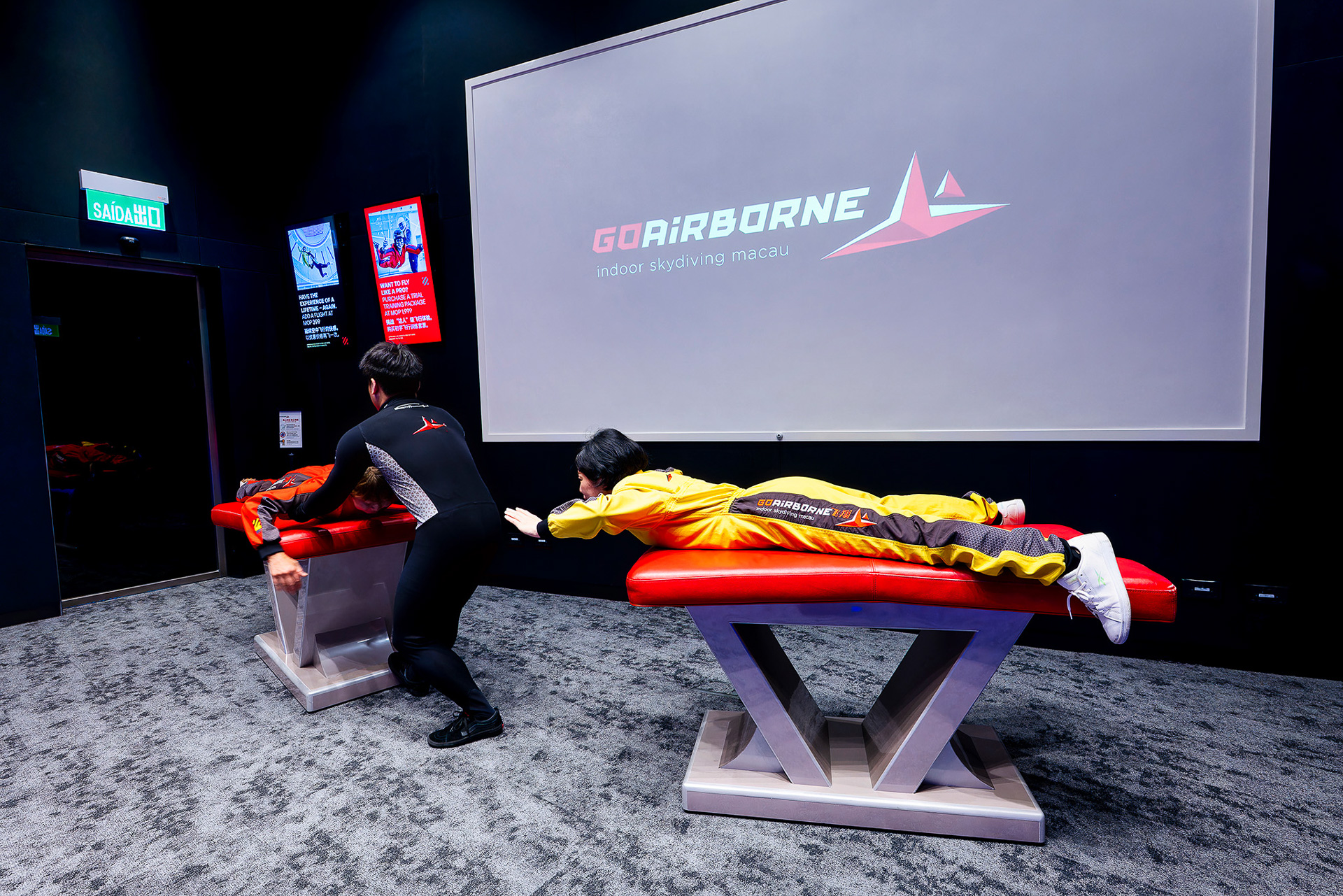 飛行前には熟練のインストラクターから飛行中の姿勢や注意点がしっかり伝授される