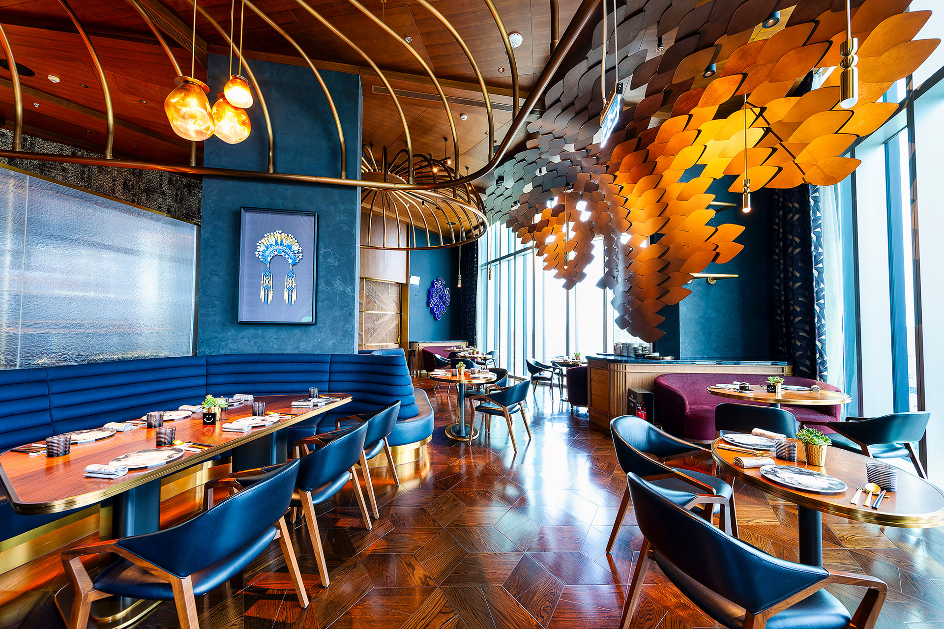 木目を意識した床と天井が落ち着いたトーンを醸し出している店内。アールデコを意識した装飾も注目