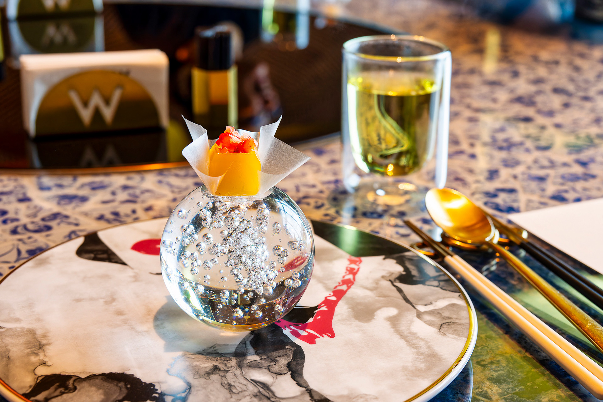 現代的な広東料理が楽しめるとあって期待値も高い。いきなり斬新な盛り付けのマンゴーゼリーからスタート