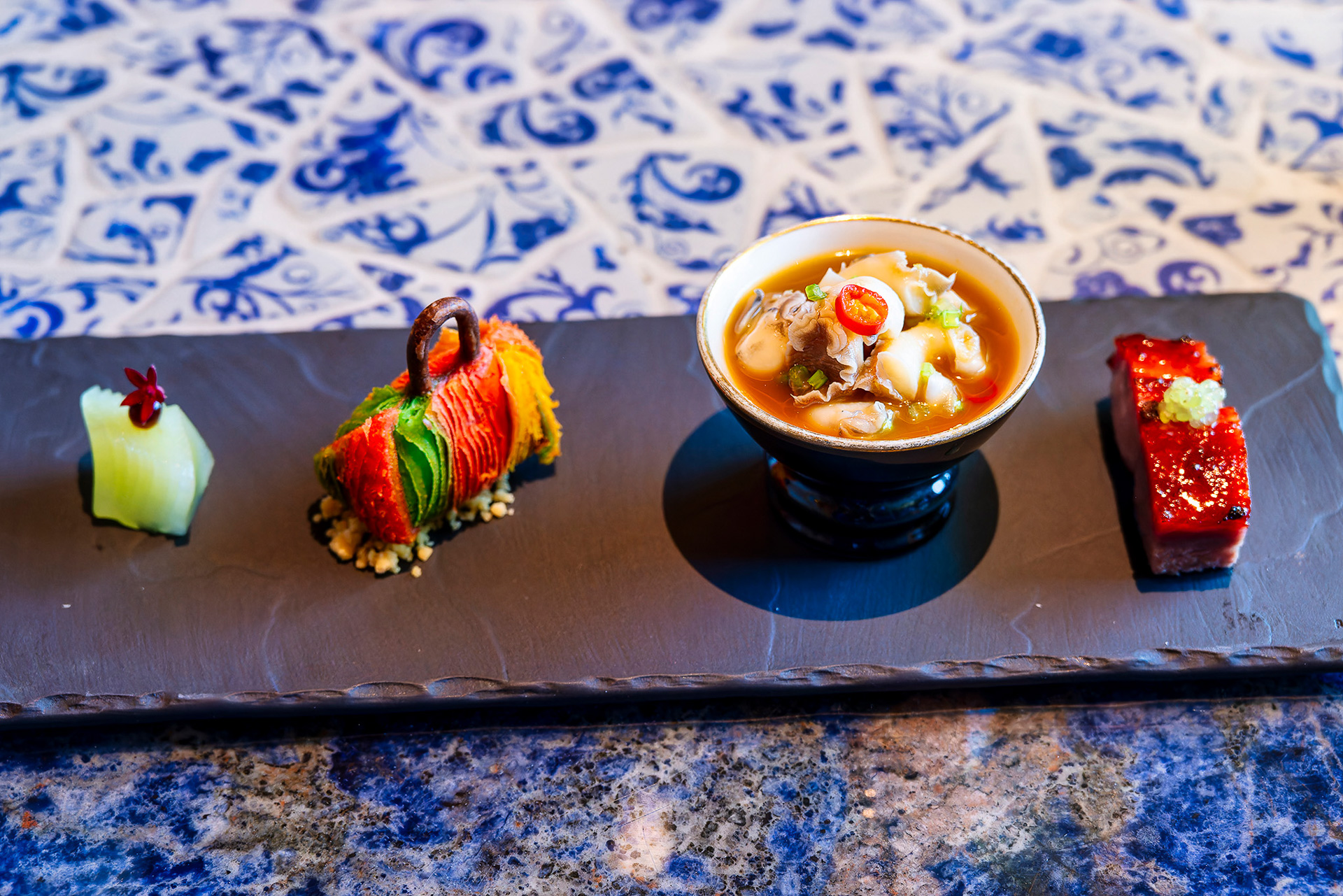 アペタイザーには右からイベリコ豚のハチミツ焼き、わさびソースのバビロン貝のマリネ、青エビの唐揚げ手提げパフ、レタスのビネガーボール