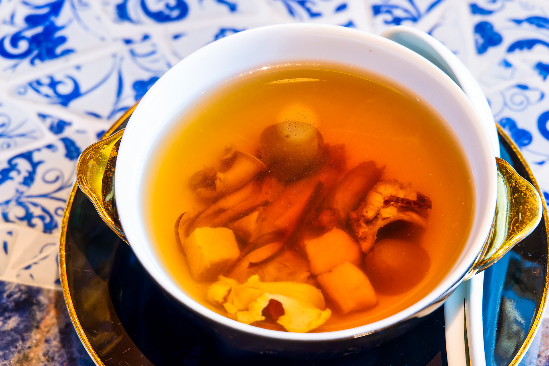 高級食材である乾燥みかんを使ったオリーブと貝のスープ。滋養強壮によさそうな優しい味