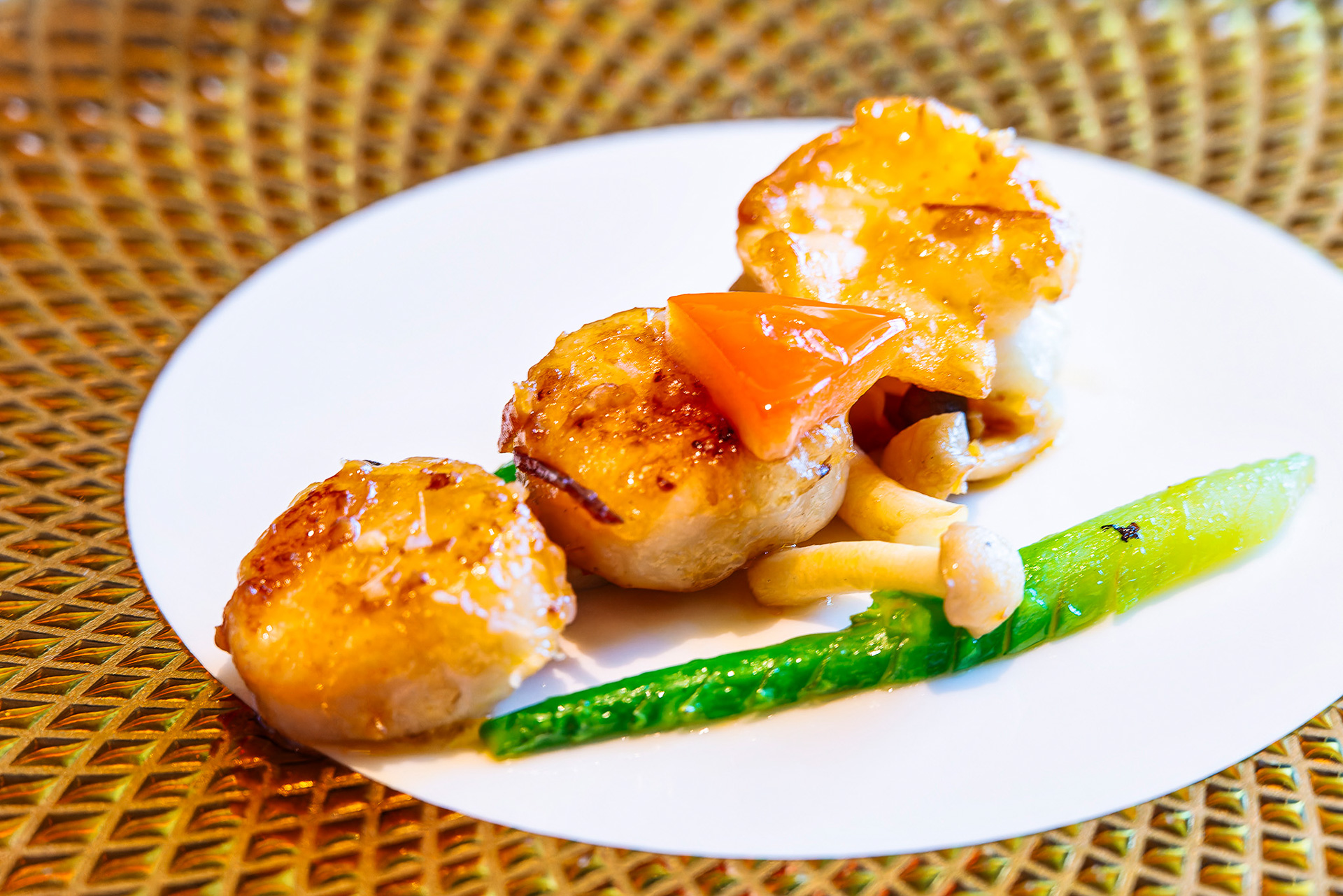 メインはXO醤チリソースで味付けしたホタテ貝にエビ、アスパラガスとマッシュルーム