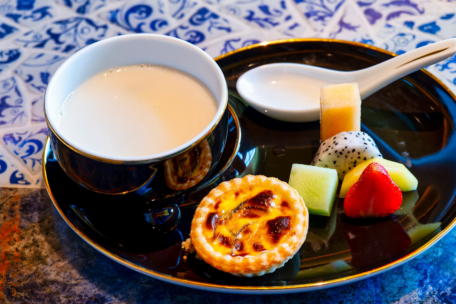 締めのデザートプレート。自慢のエッグタルトはおまけでつけてくれた