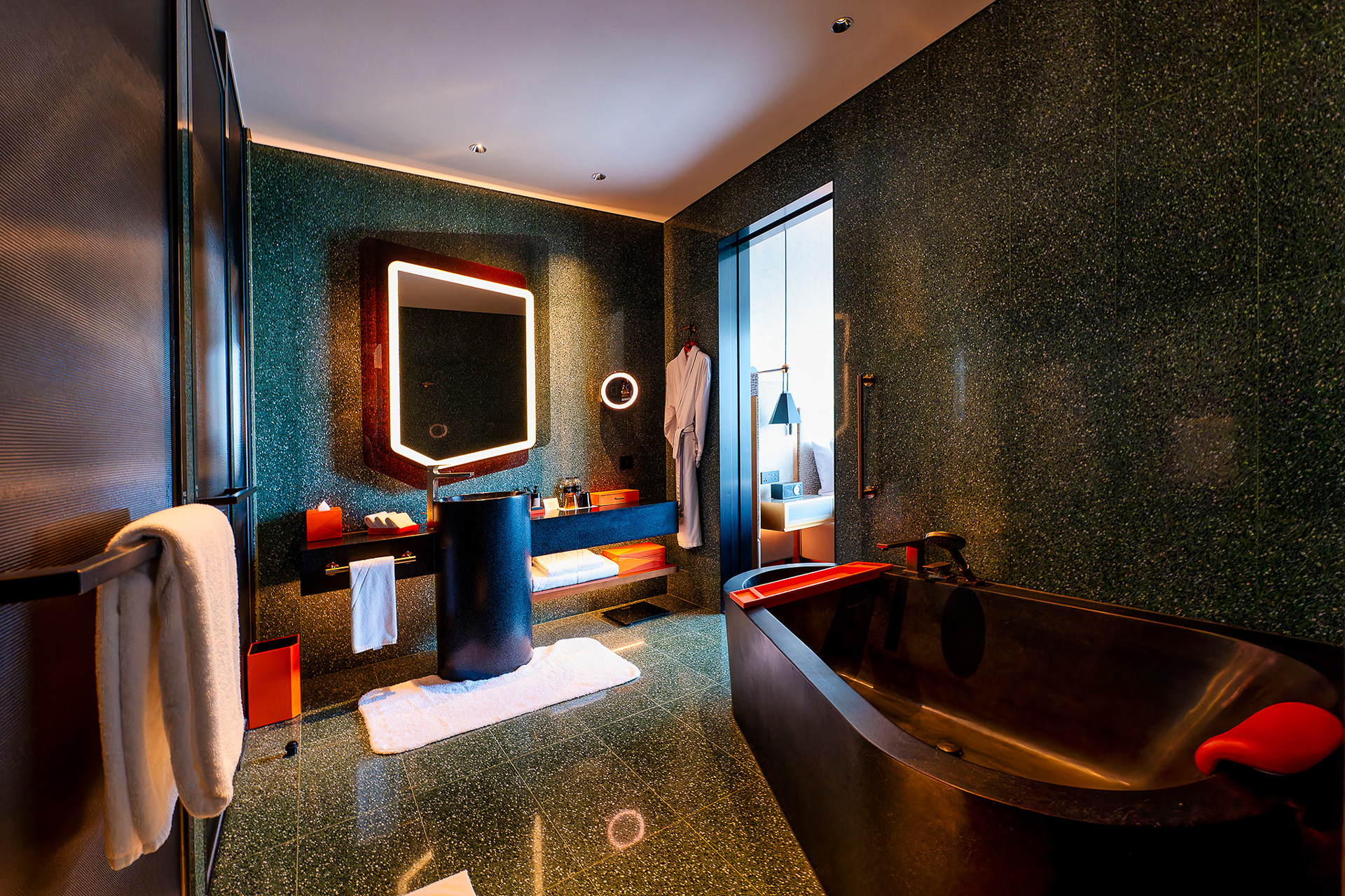 スタイリッシュな客室は557室で、各客室にはBluetoothでワイヤレス接続できる内蔵サウンドシステムも