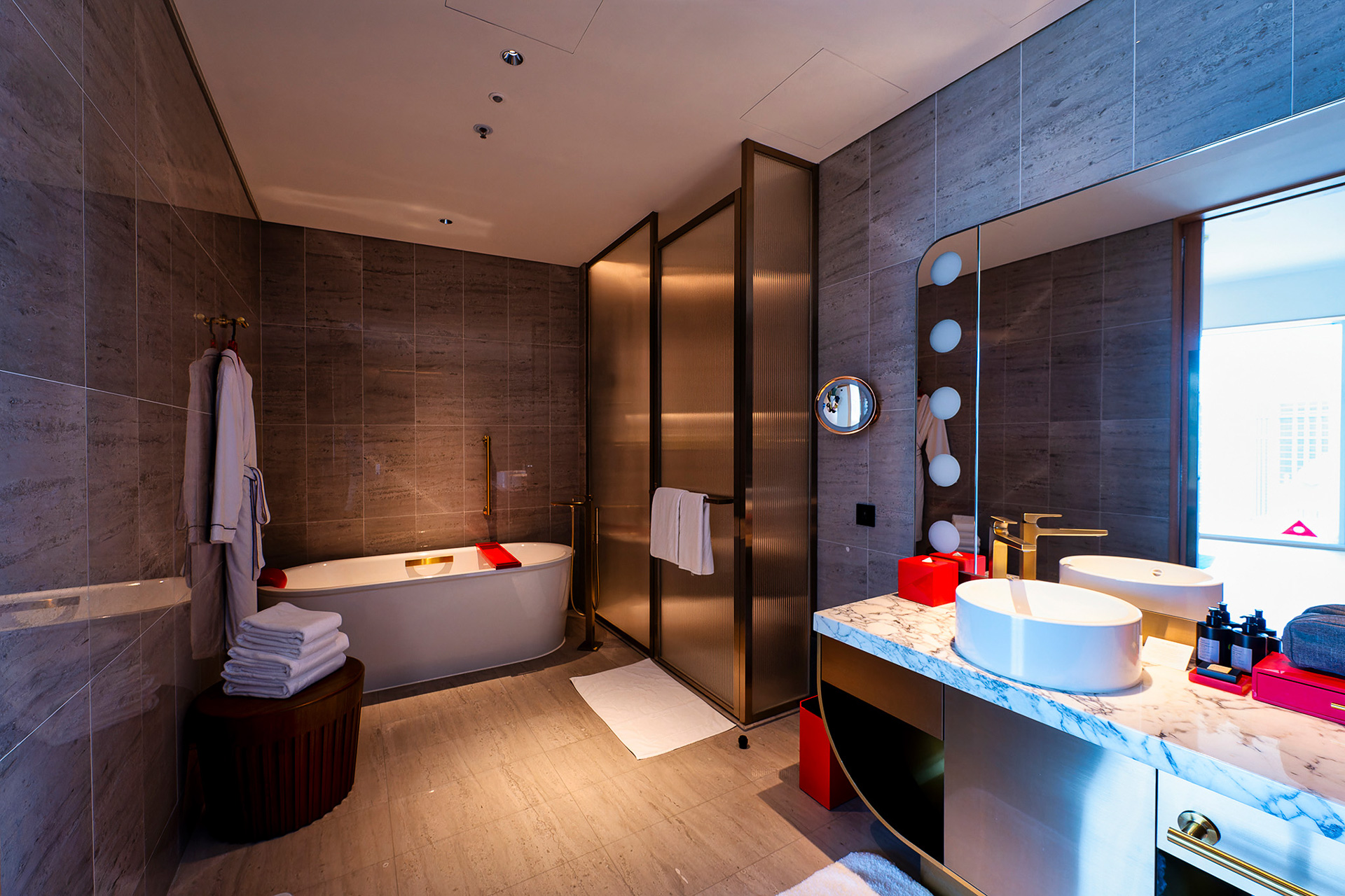 スタイリッシュな客室は557室で、各客室にはBluetoothでワイヤレス接続できる内蔵サウンドシステムも