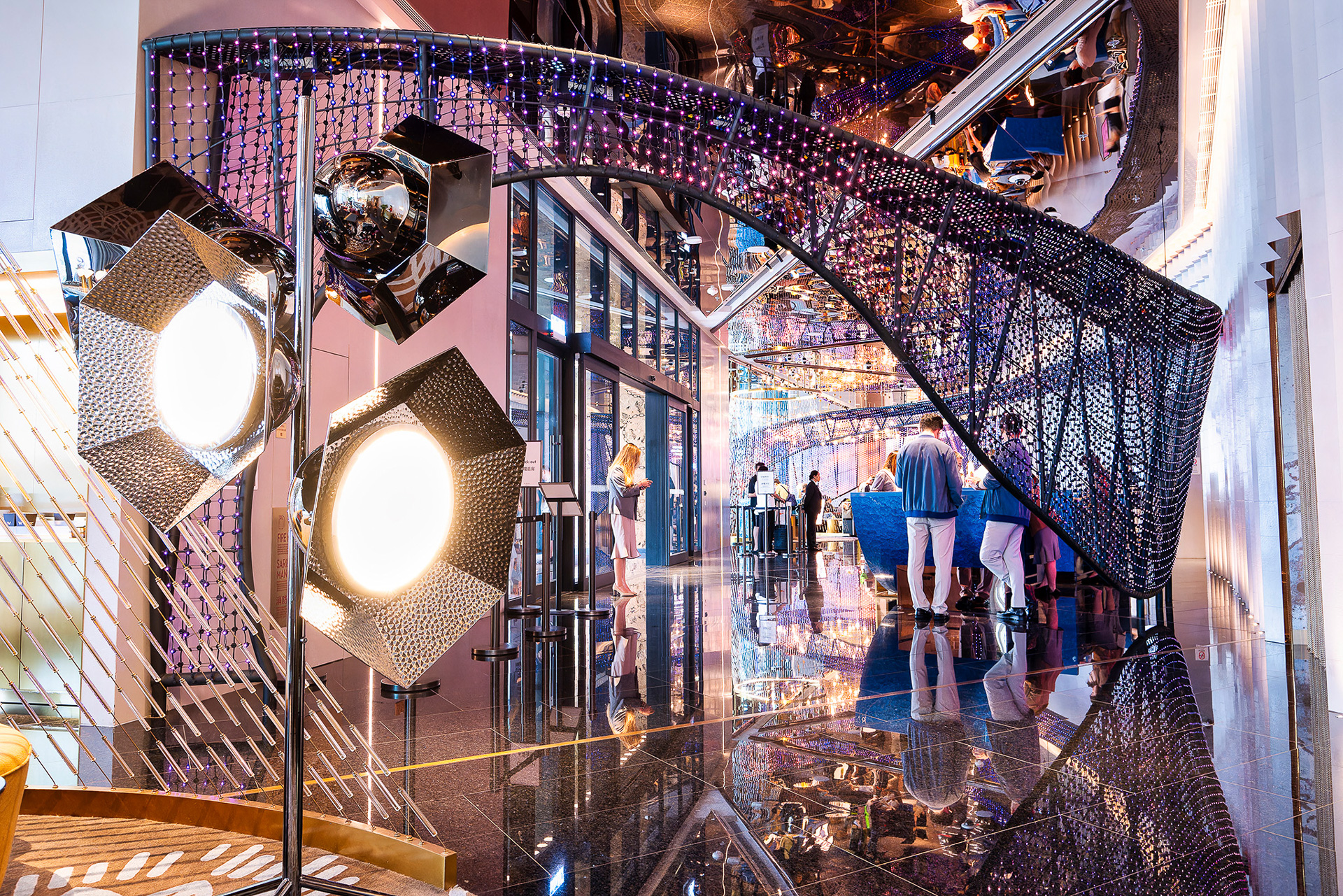 チェックインをするホテルフロントはまるで映画のセットのように華やか