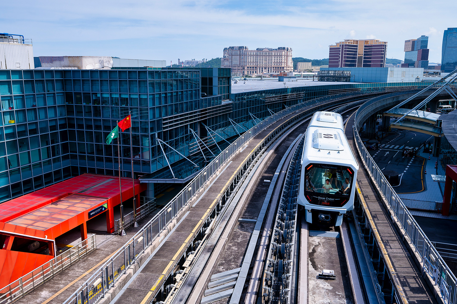 マカオ国際空港の隣接する機場駅からLRTに乗車。2両編成だ