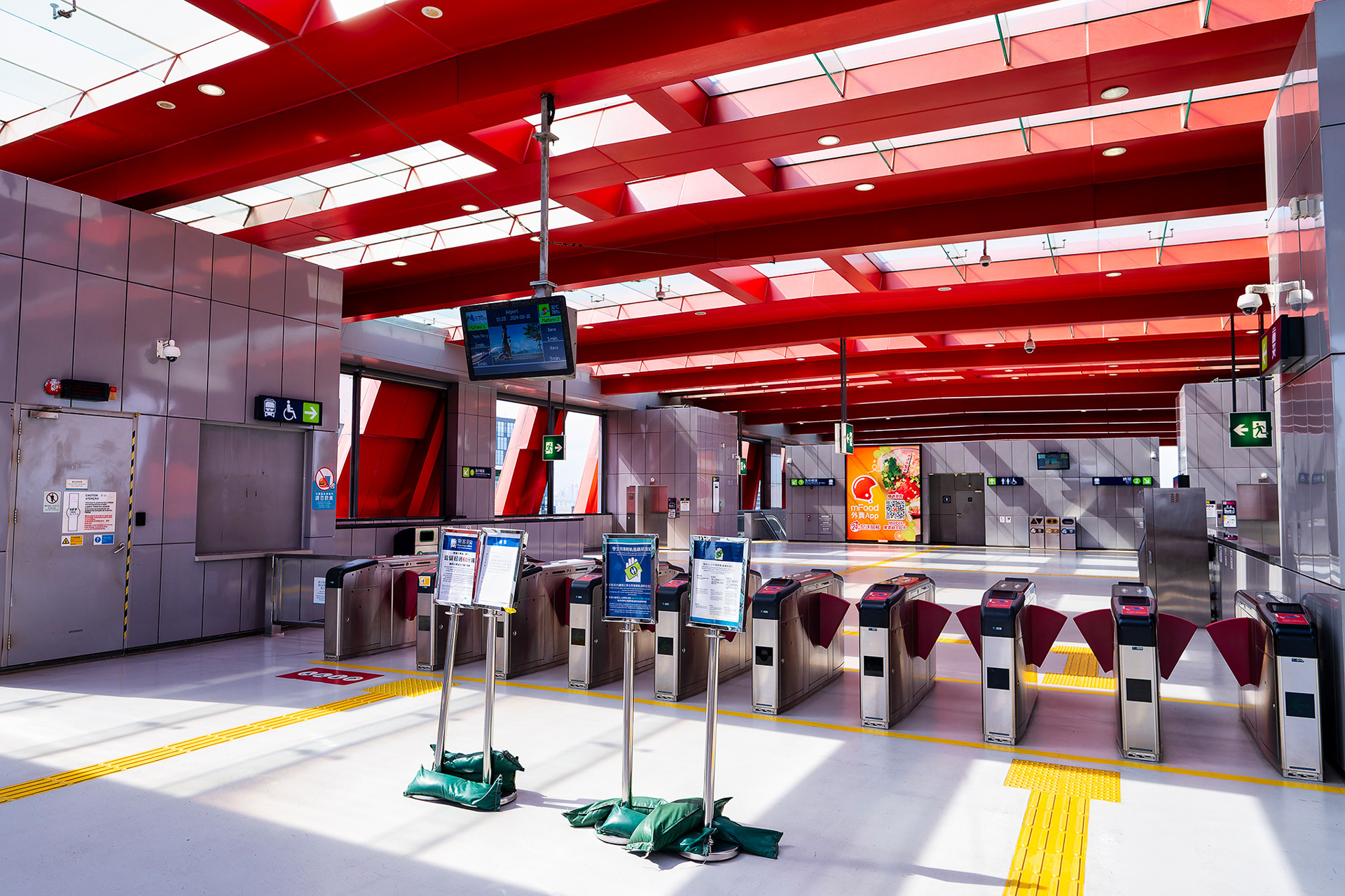 マカオ国際空港の隣接する機場駅からLRTに乗車。2両編成だ