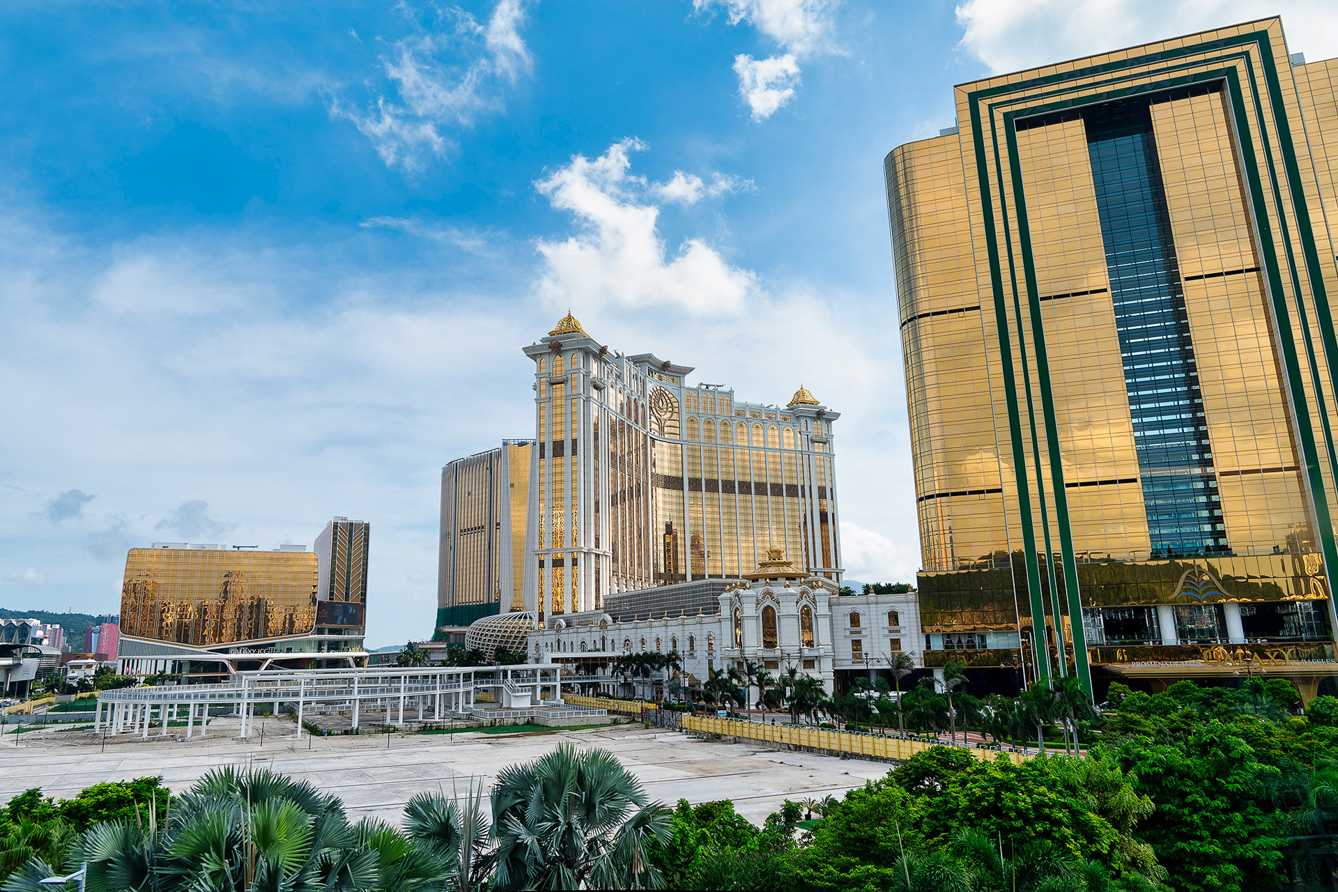 ホテル群の間を抜けてゆく。観光客もうまく乗りこなせば利用価値は高そうだ