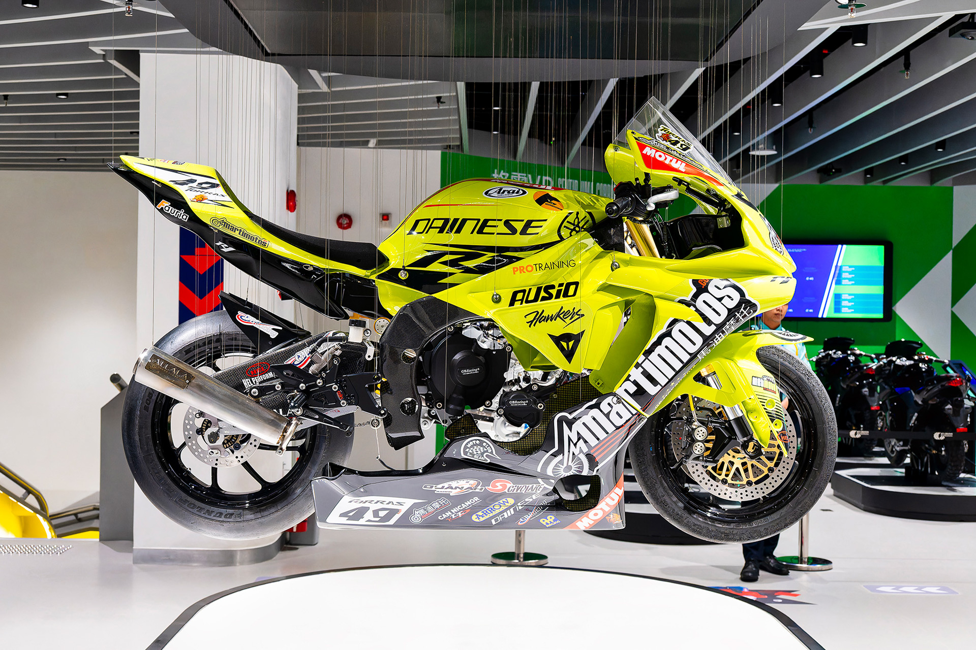 真横から見ると1台の普通のバイクだが前に出てみると、解体されていて構造がよく分かる