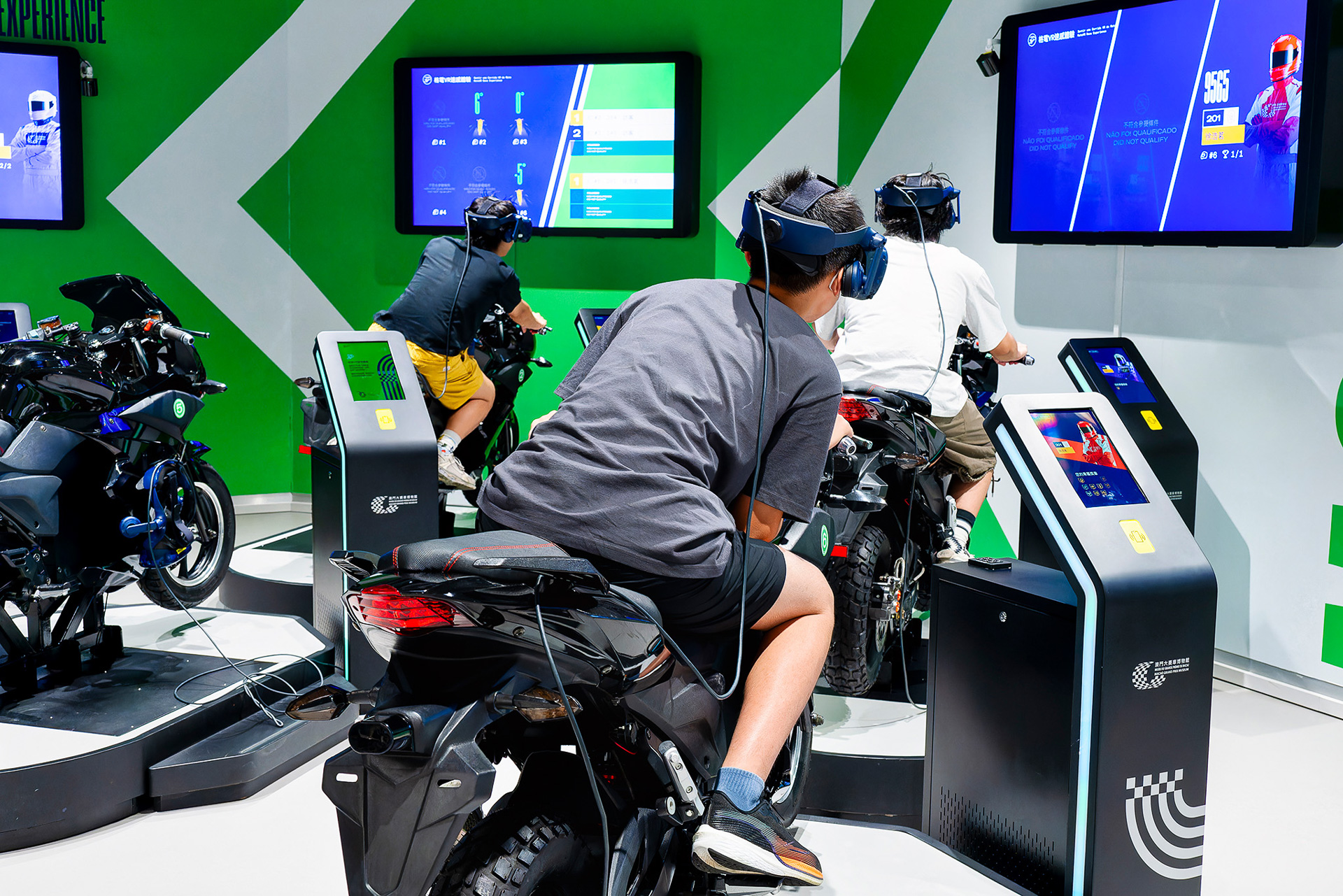 VRによるバイクレース体験は地元の人たちにも人気だ