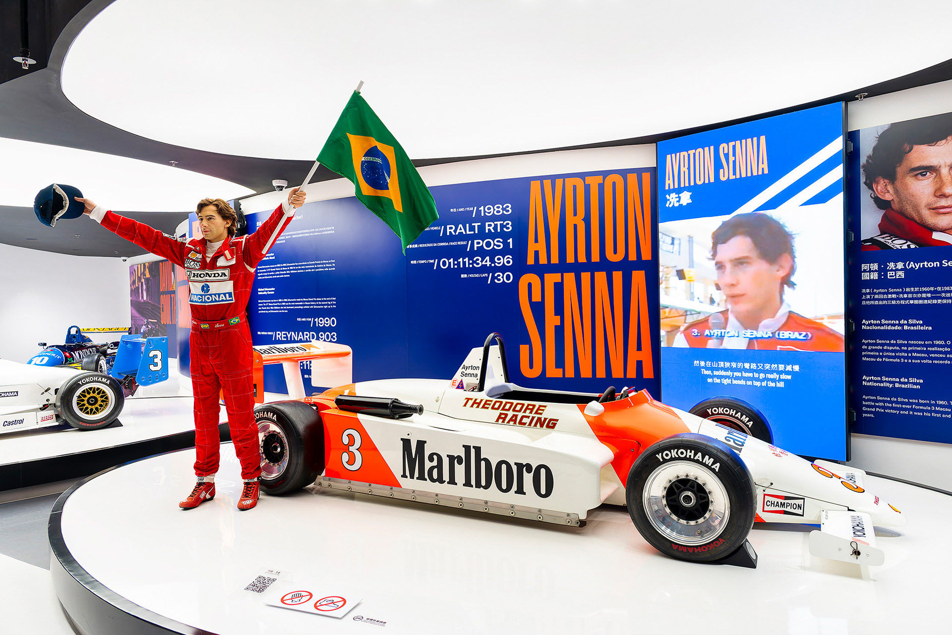 いまは亡きアイルトン・セナのリアルな蝋人形
