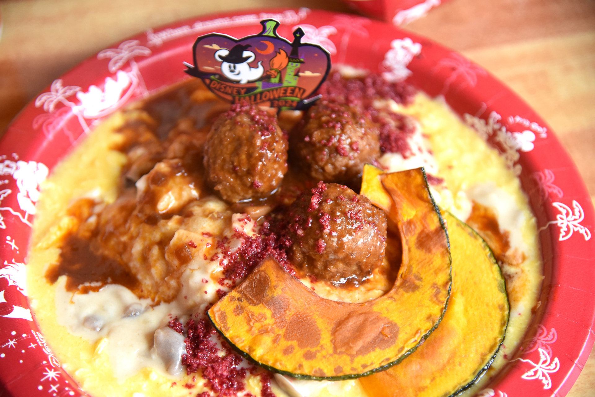 「オムライス、ミートボールとキノコのクリームソース」