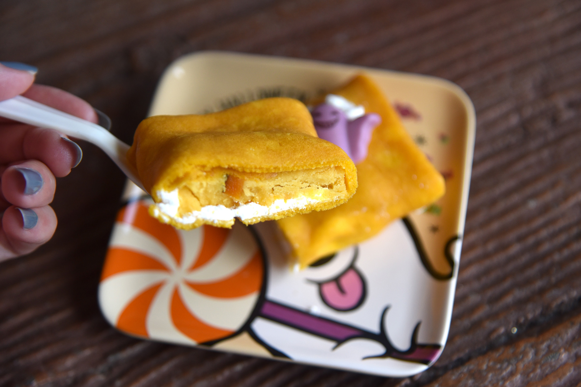 クレープのなかには、角切りでほどよく甘めに仕上げたパンプキンダイス入り