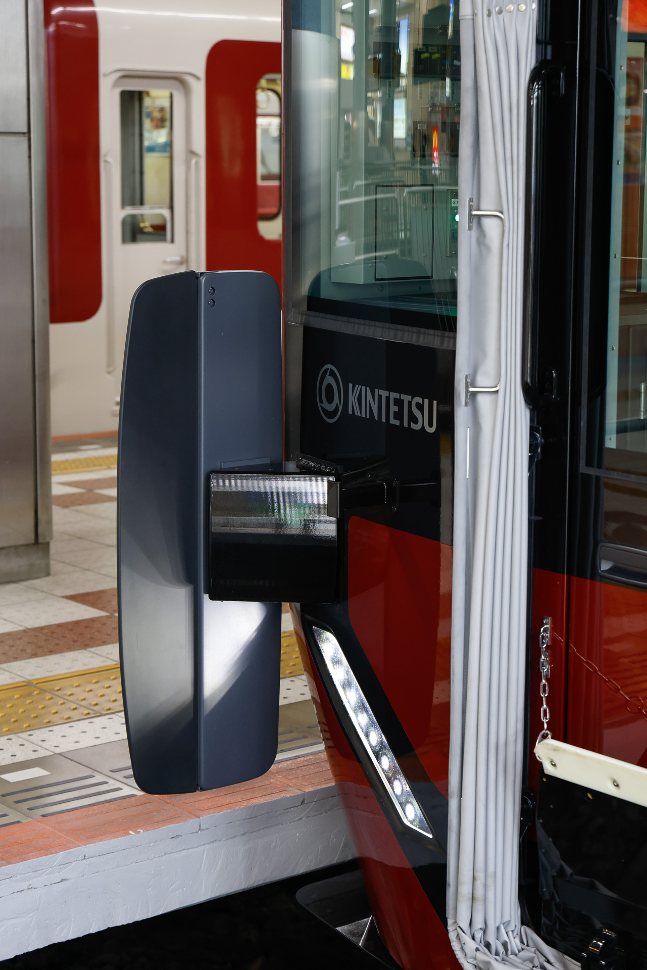 2編成を併結することもあるので、先頭部には転落防止柵を設けた。JR西日本の車両で使われているのと同じタイプだ