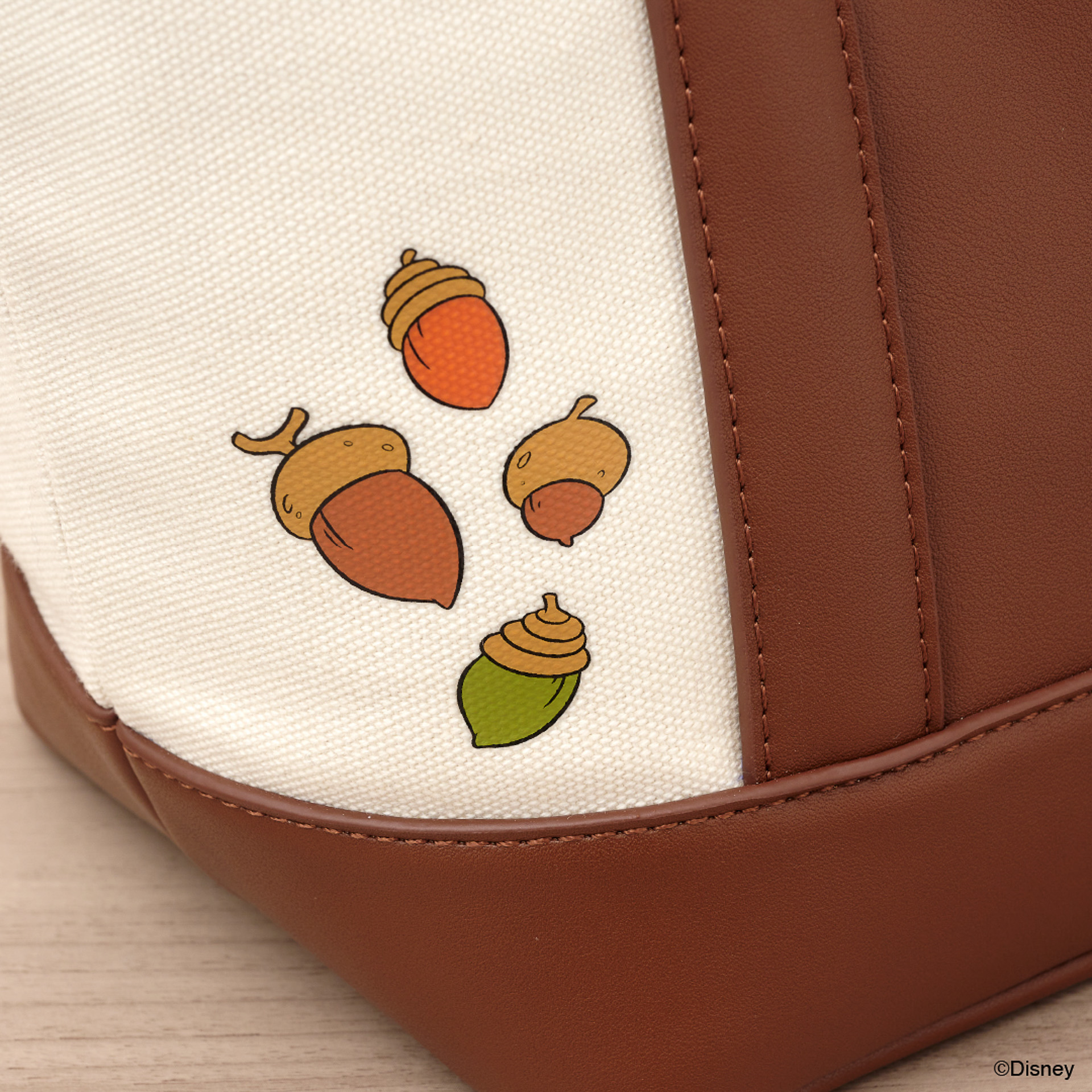 キャラクターのカラーに総柄の内側生地や、モチーフを散りばめている