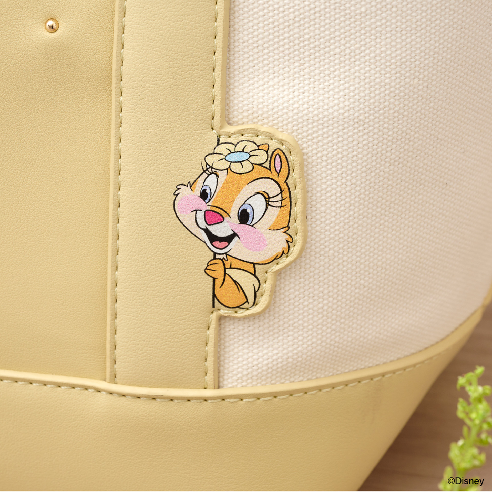 キャラクターのカラーに総柄の内側生地や、モチーフを散りばめている