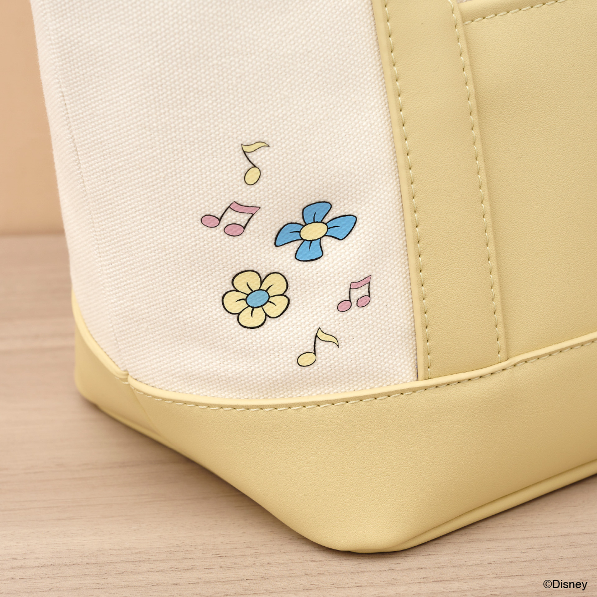 キャラクターのカラーに総柄の内側生地や、モチーフを散りばめている