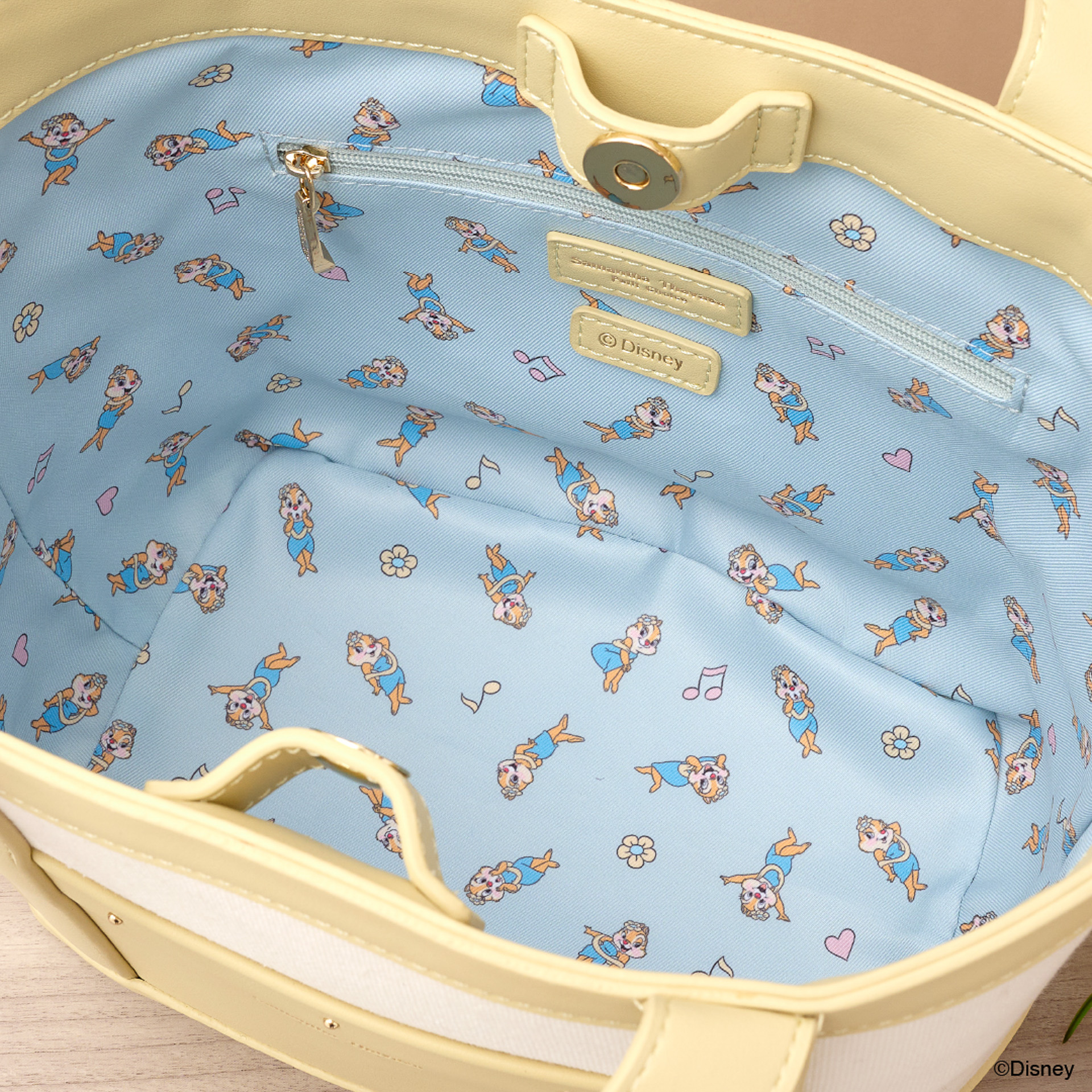 キャラクターのカラーに総柄の内側生地や、モチーフを散りばめている