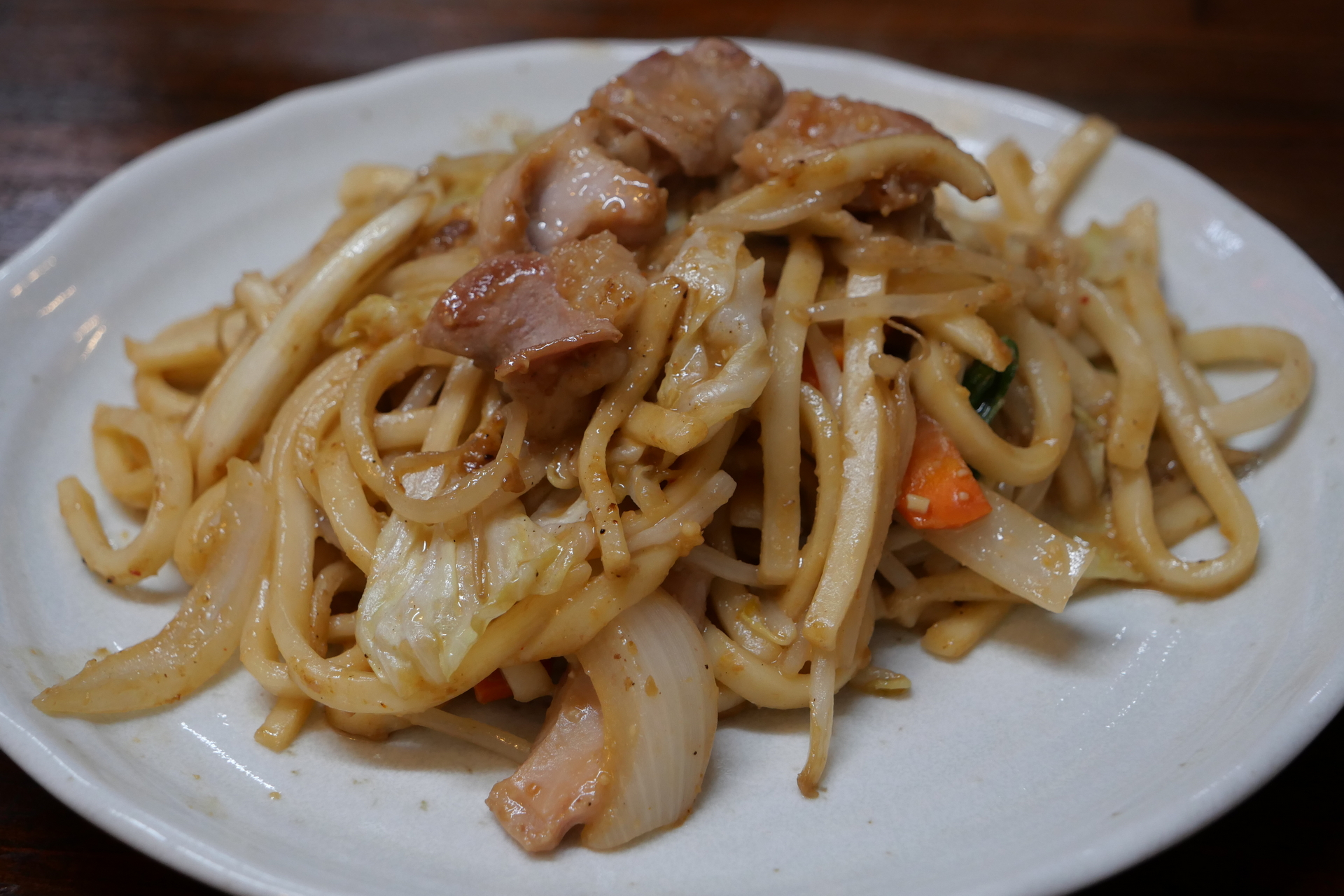 味噌風味の濃厚な津山ホルモンうどん。ホルモンが新鮮だからかまったくと言っていいほど臭みやクセがなく、うま味が凝縮していて美味