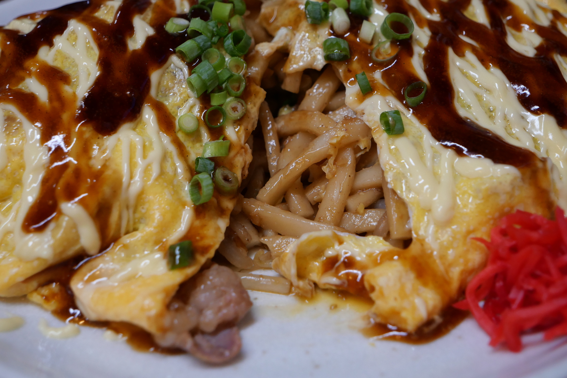 ホルモンうどんは味噌ではなく醤油味のタレで味付けしているので、さっぱりとした味わい。食べ比べにもお勧め