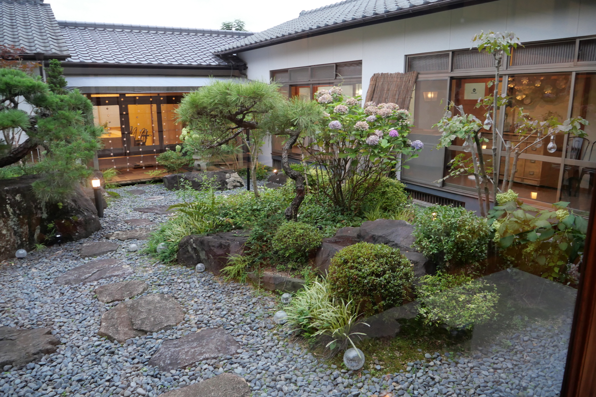 どの部屋からも美しく整えられた中庭が望める