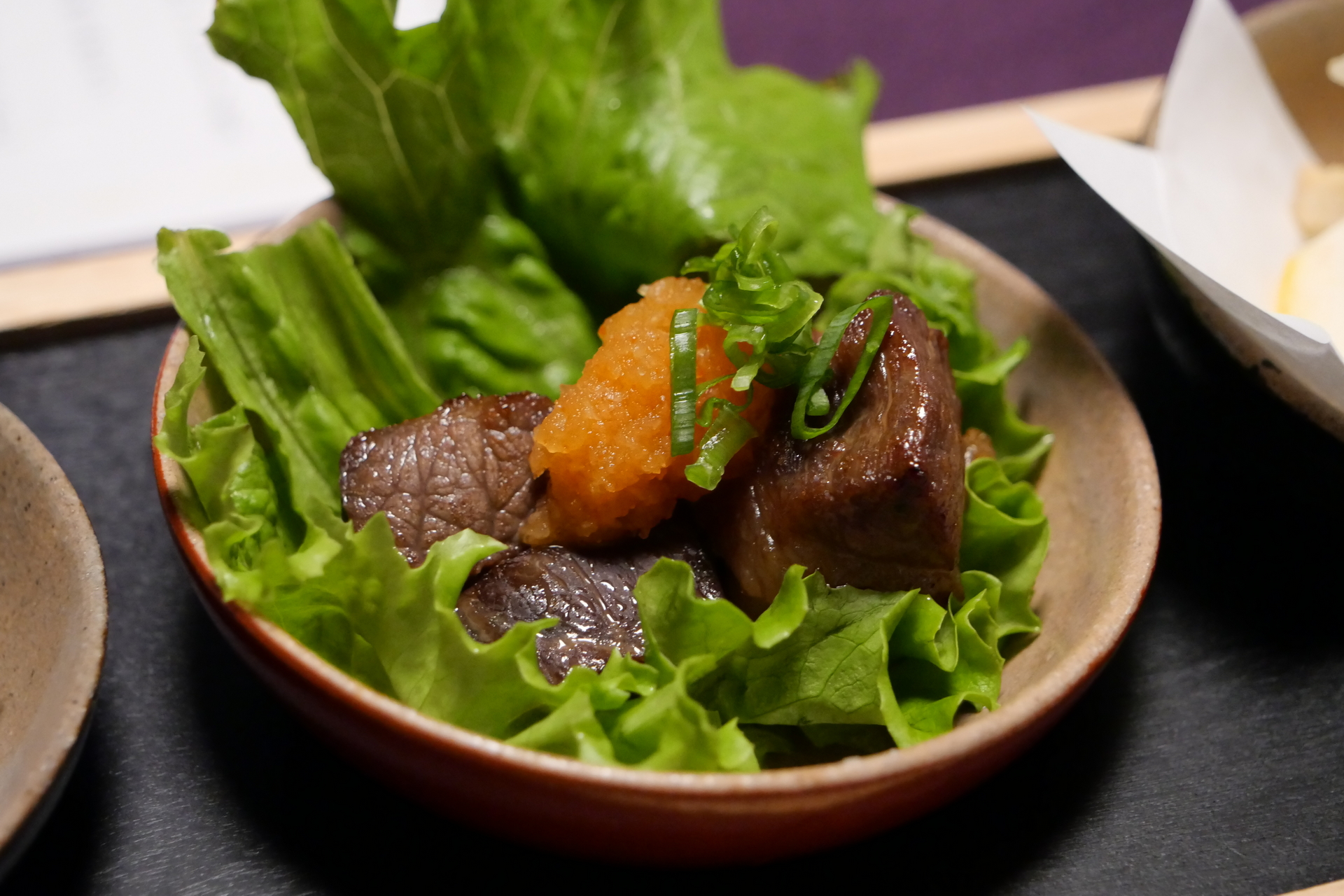 うま味を凝縮させた濃厚な「干し肉」を、おろしポン酢でさっぱりと味わえる