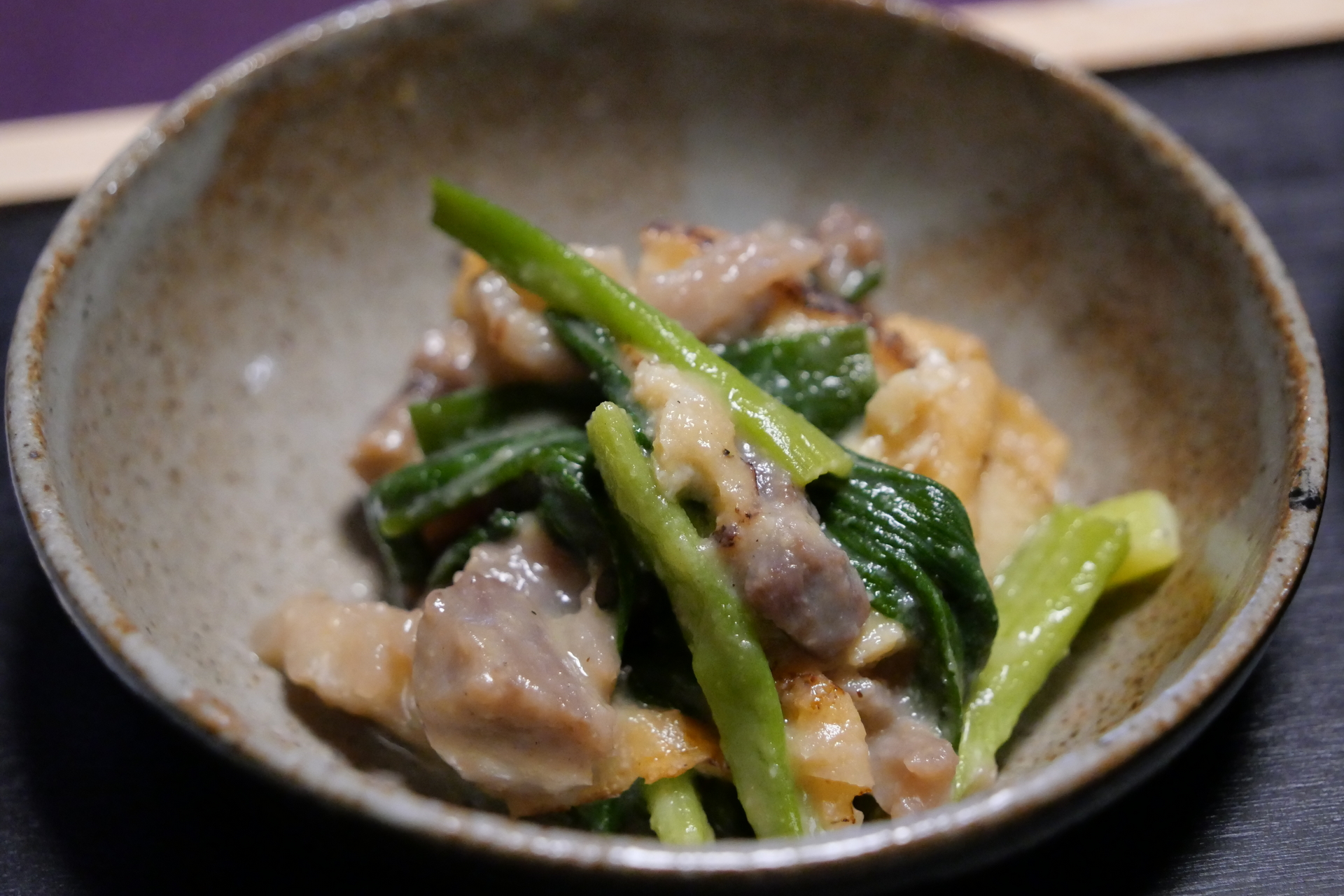 骨のまわりの肉を削った「そずり肉」はぬた仕立て。パンチの効いたうま味が味噌でより引き立てられる