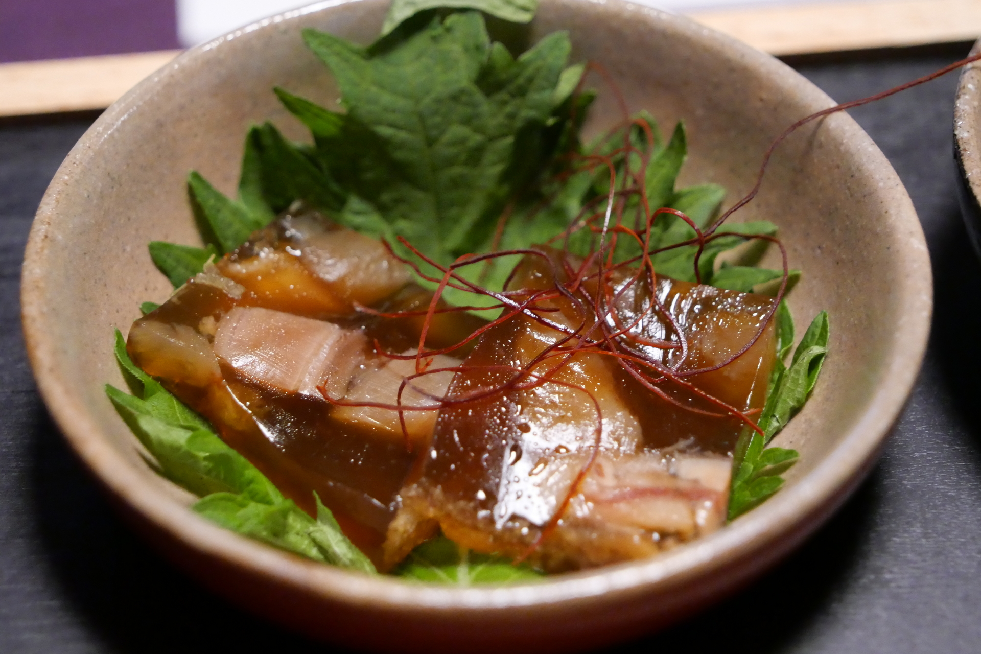 牛すじ肉の「煮こごり」。牛肉のうま味がぎっしり詰まったゼラチンと、歯ごたえある肉との対比が絶妙