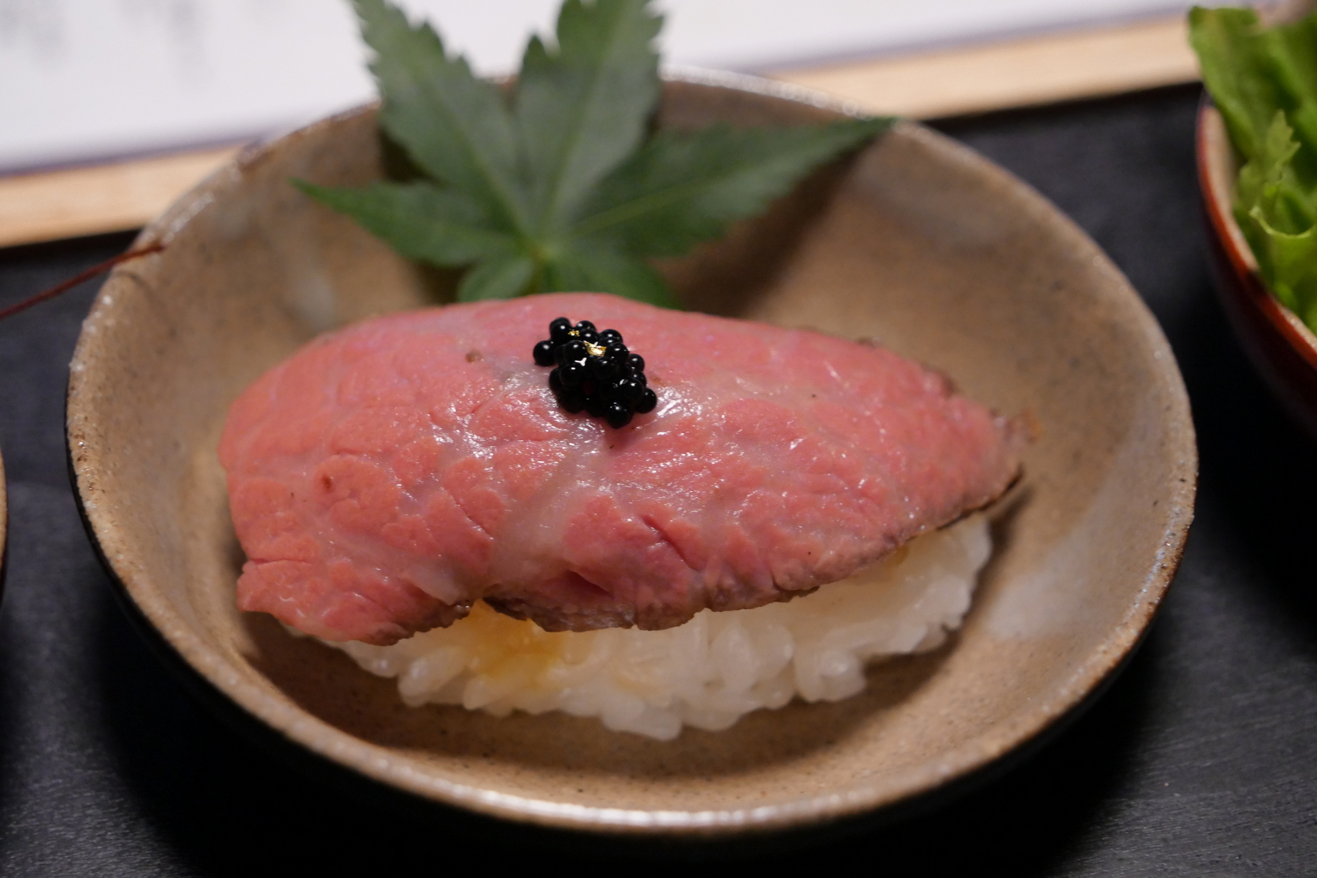 ローストビーフ寿司は、奈義和牛の美味しさをさっぱり楽しめる