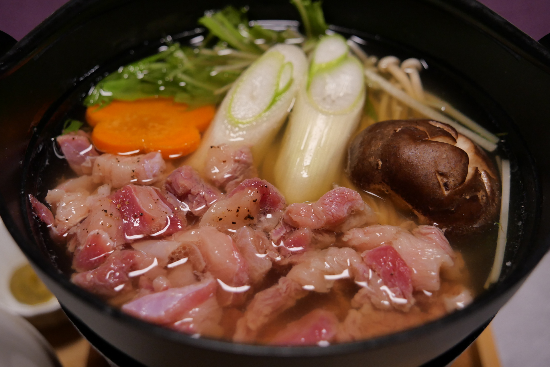そずり肉を醤油ベースの出汁で野菜などと一緒に煮込んでいただく「そずり鍋」。うま味たっぷりで肉好きにはたまらない美味しさだ