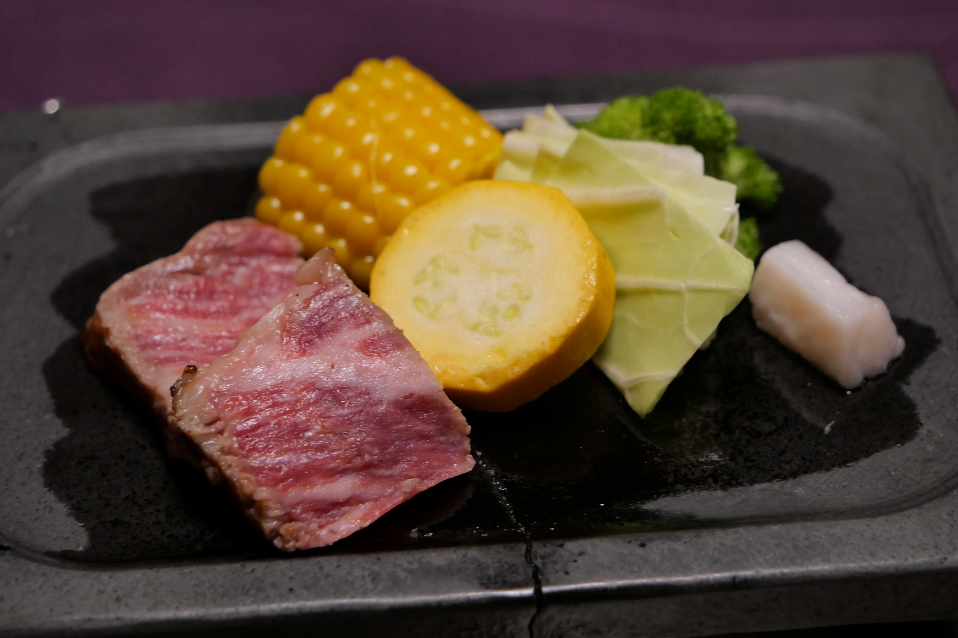 溶岩プレートにのせて好きな焼き加減で味わえる。濃厚な赤身と甘い脂のコントラストはさすがの美味しさだった