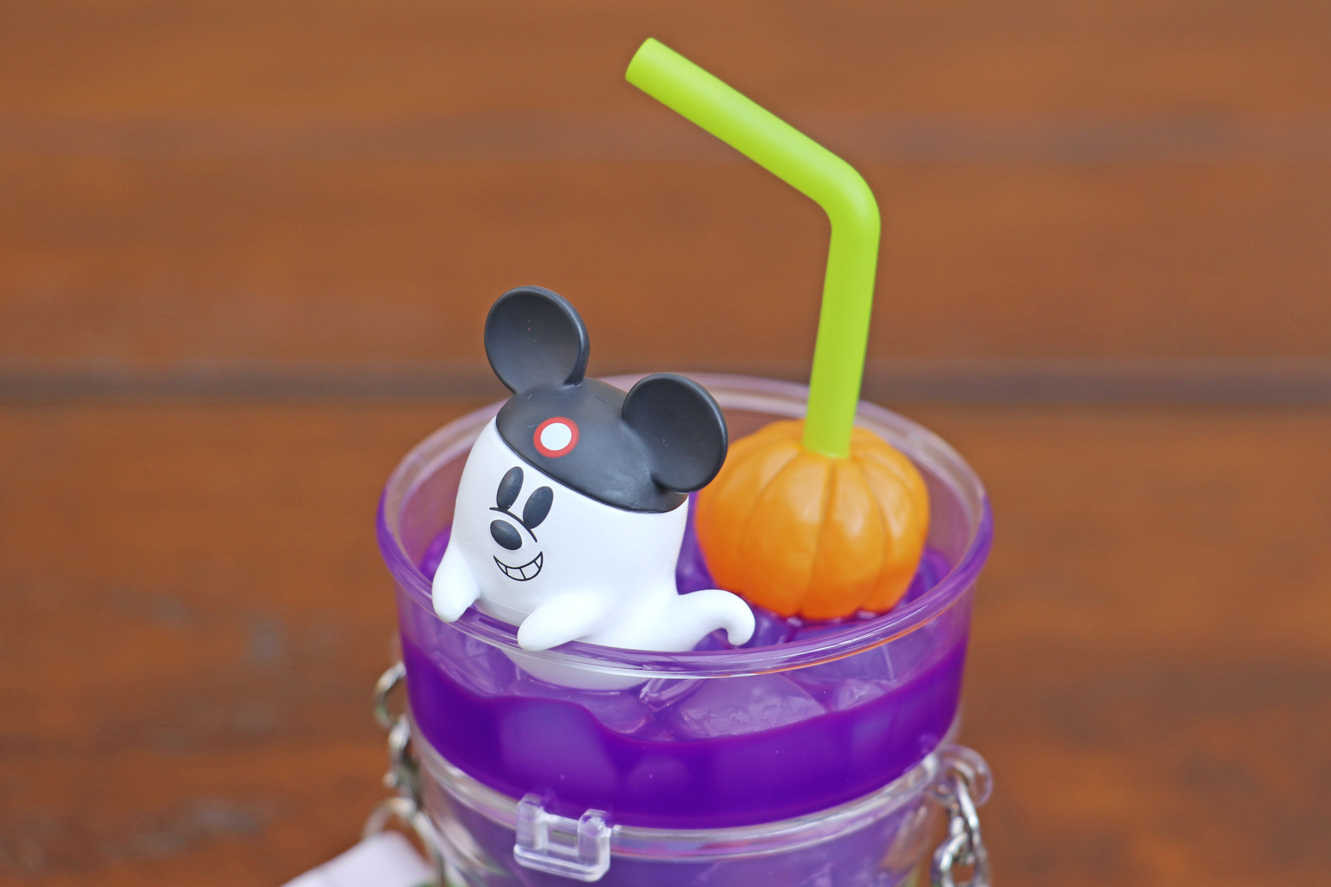 ドリンクカップの上にゴーストやパンプキンが飾られている