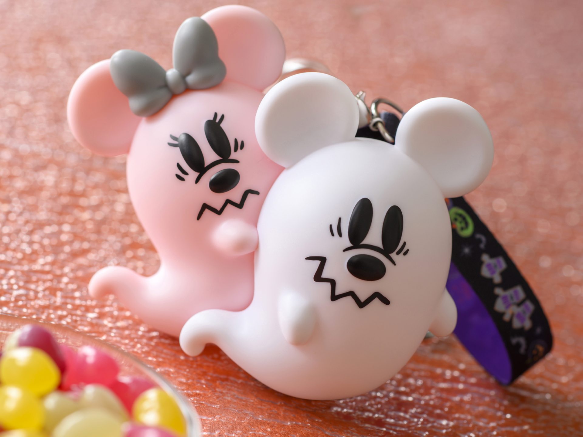 もう1つのデザインの「カラフルチョコレート、ミニスナックケース付き」（1300円）※提供：オリエンタルランド