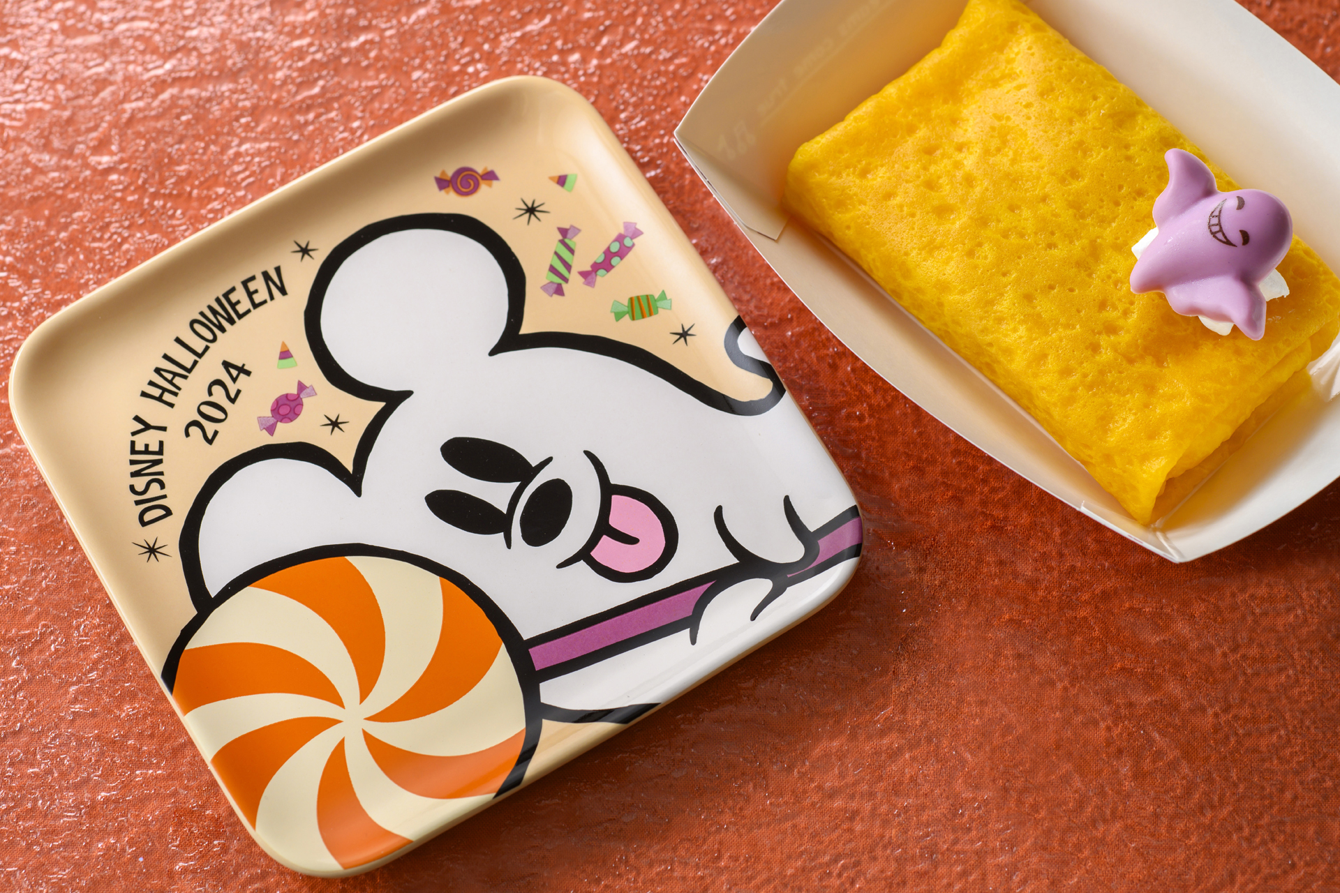 「パンプキンクレープ、スーベニアプレート付き」（1200円）※提供：オリエンタルランド