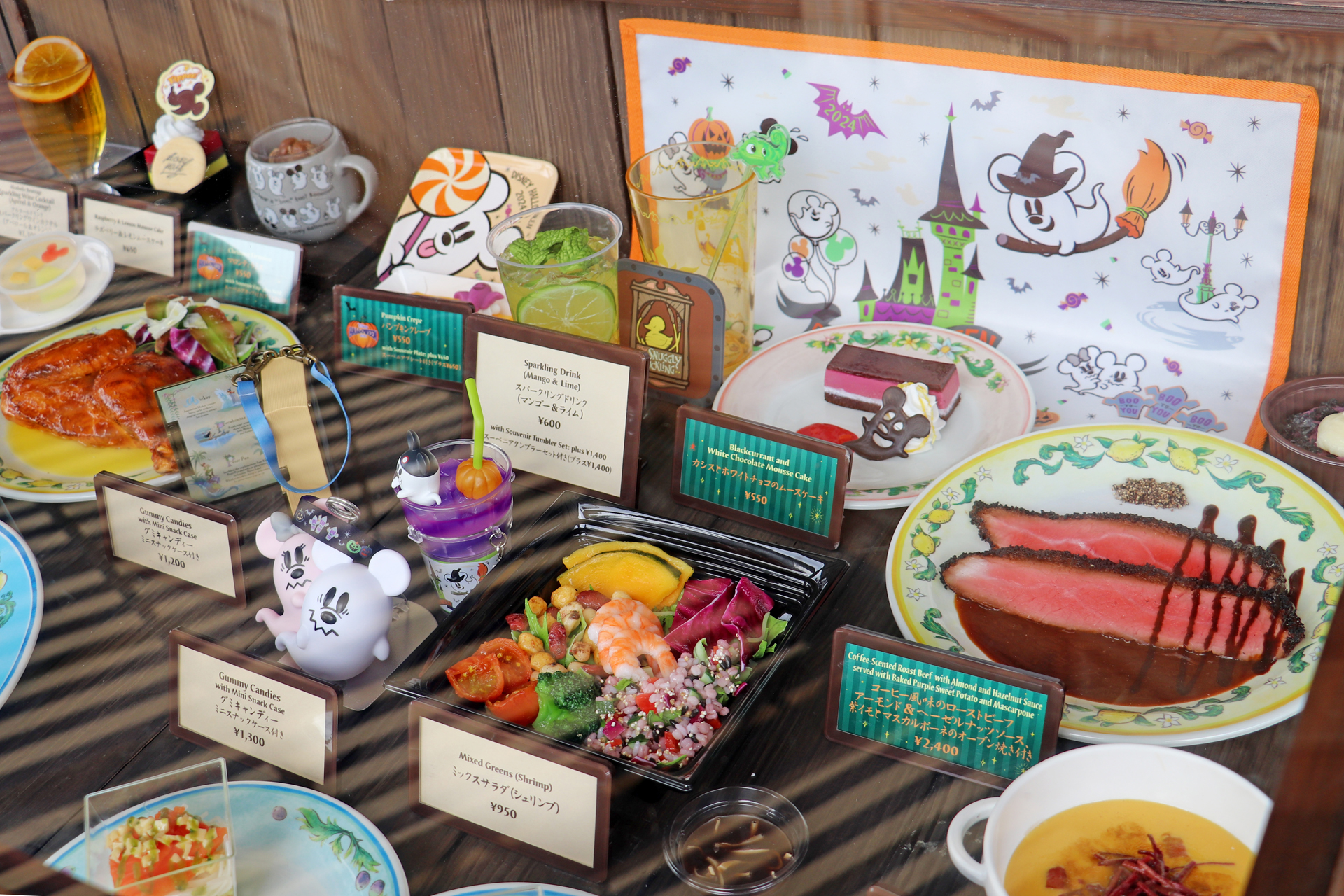 カフェ・ポルトフィーノ店頭のメニュー展示。スペシャルメニューとスーベニアを入り口でチェックしよう